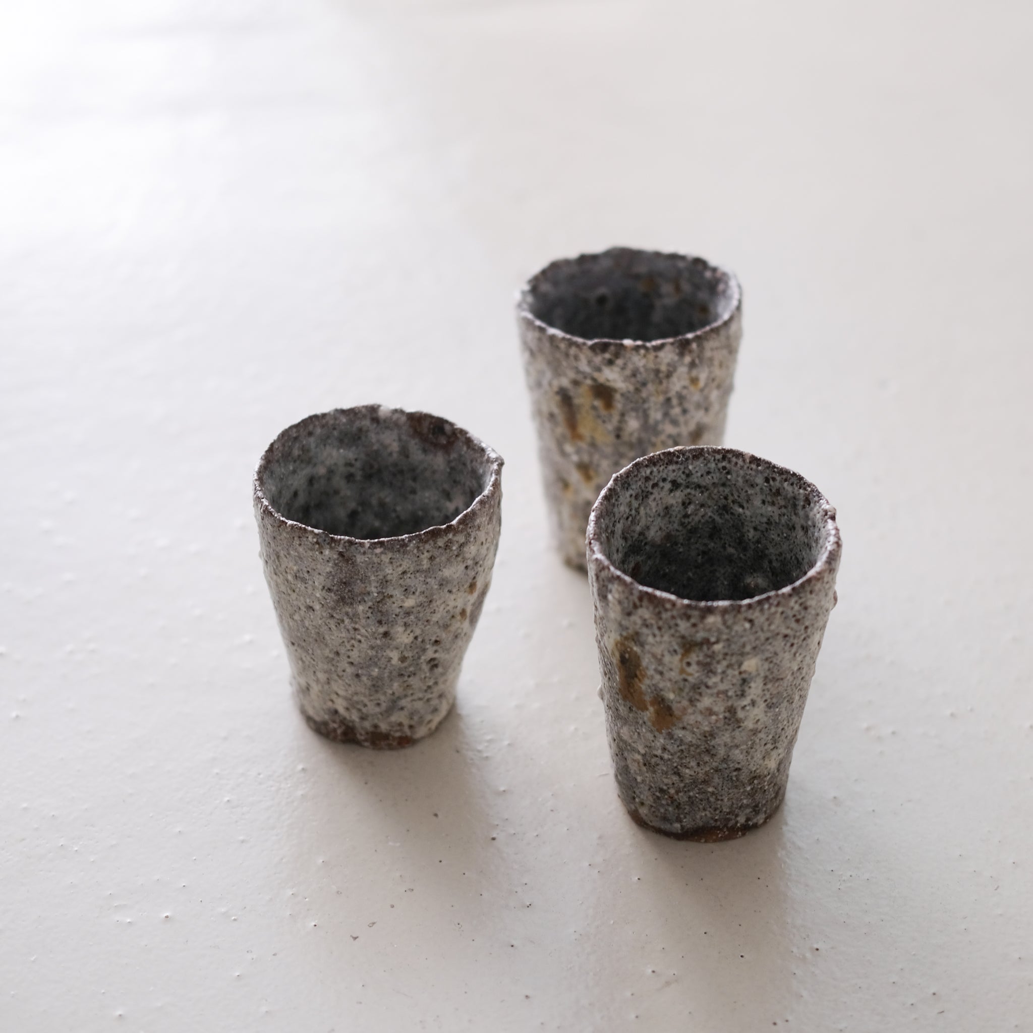 Tasse en terre recoltée 150 ml - gris caillou - par Potry chez Brutal Ceramics