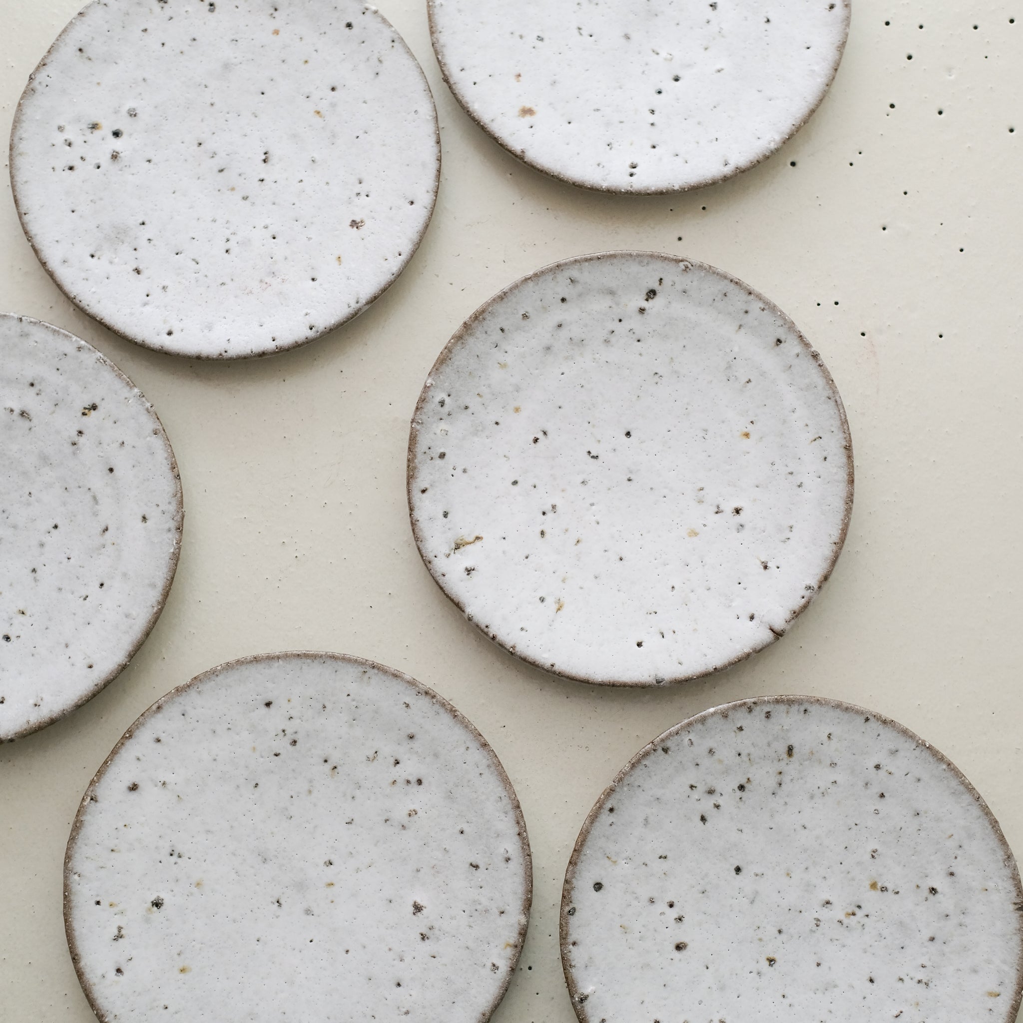 Assiette en terre d'Aizenay D 22cm / Blanc satiné texturé Benoit Audureau chez Brutal Ceramics