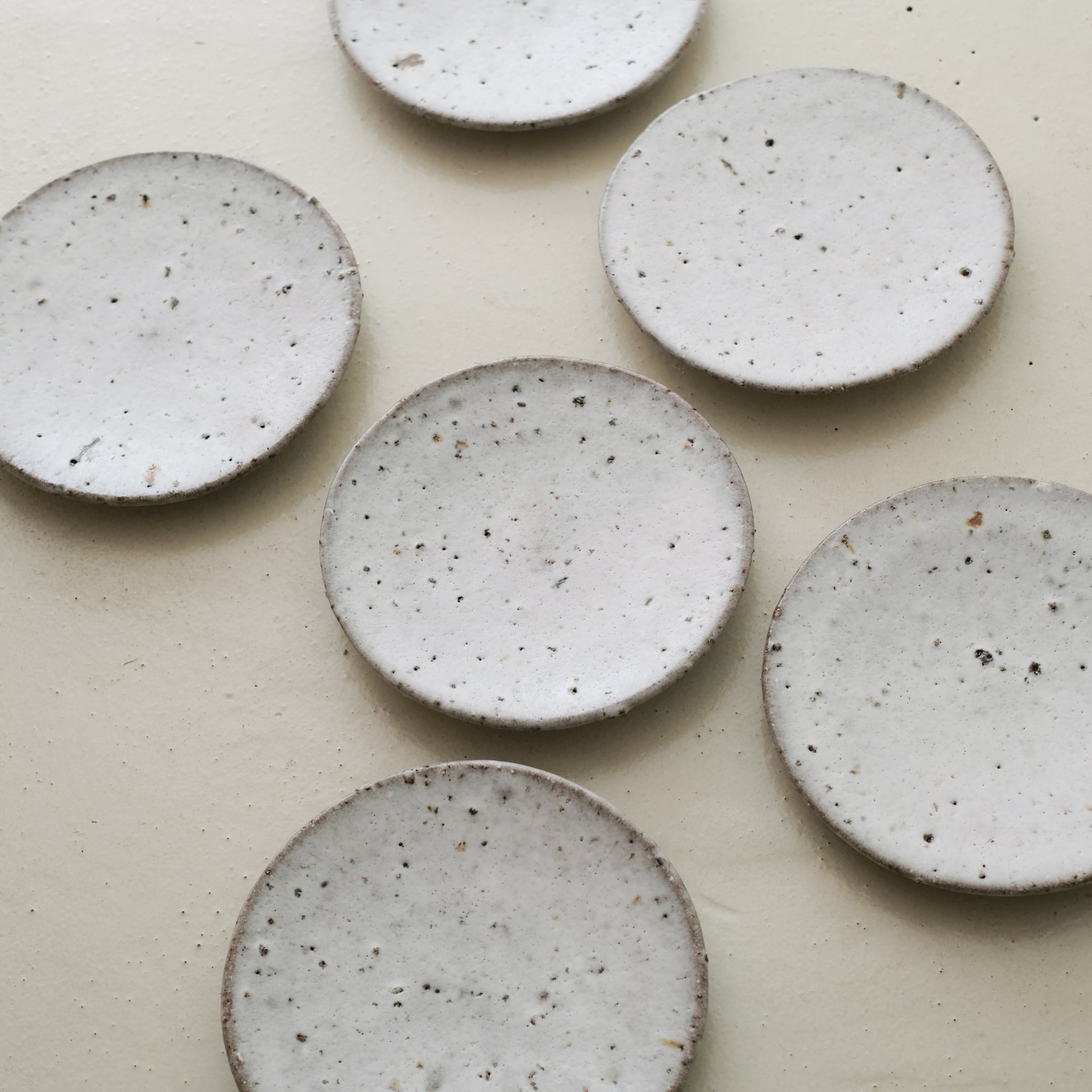 Assiette en terre d'Aizenay D 25cm / Blanc satiné texturé Benoit Audureau chez Brutal Ceramics