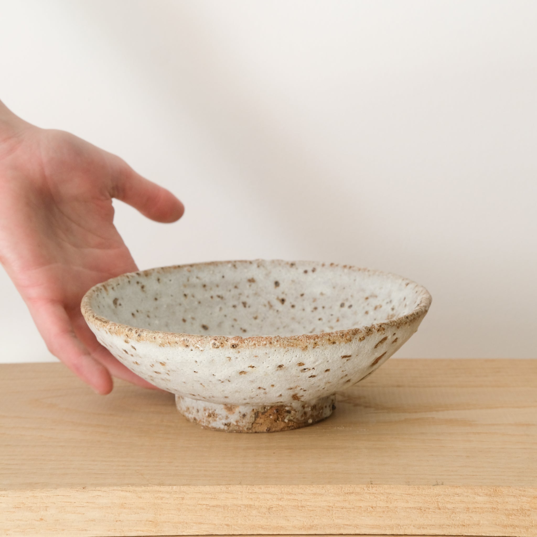 Bol coupe D 17cm / Blanc gris mat par Benoit Audureau chez Brutal Ceramics