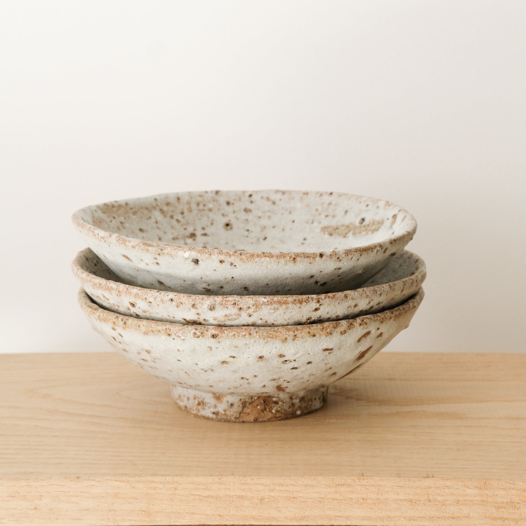 Bol coupe D 17cm / Blanc gris mat par Benoit Audureau chez Brutal Ceramics