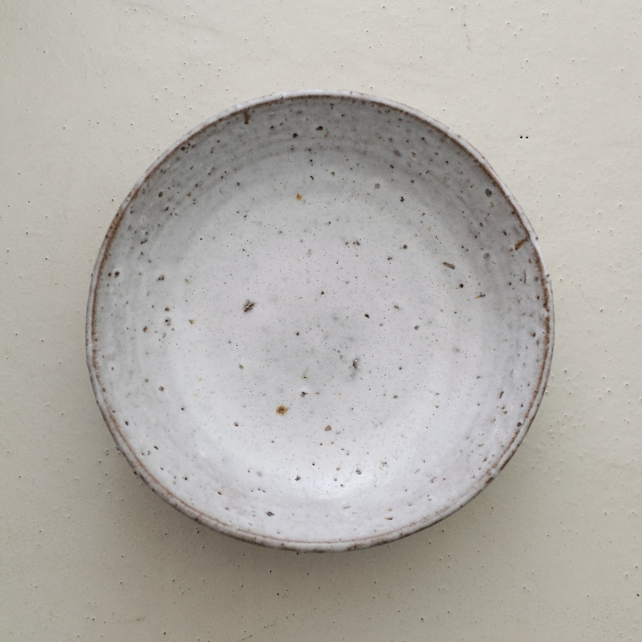Saladier en terre d'Aizenay D 30cm - blanc par Benoit Audureau chez Brutal Ceramics