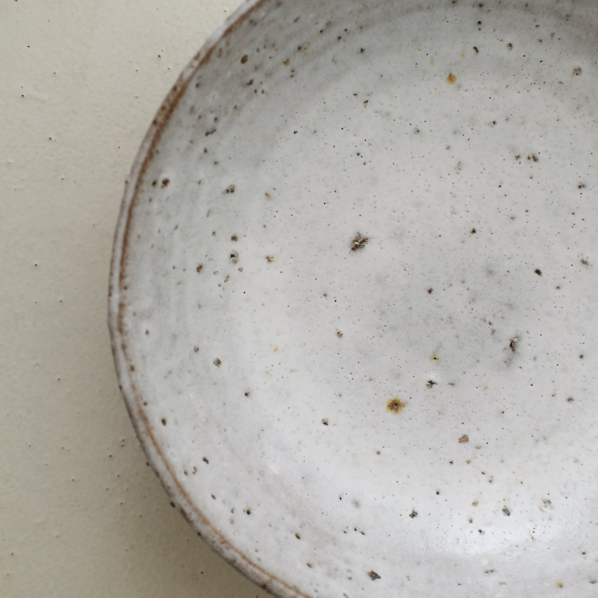 Saladier en terre d'Aizenay D 30cm - blanc par Benoit Audureau chez Brutal Ceramics