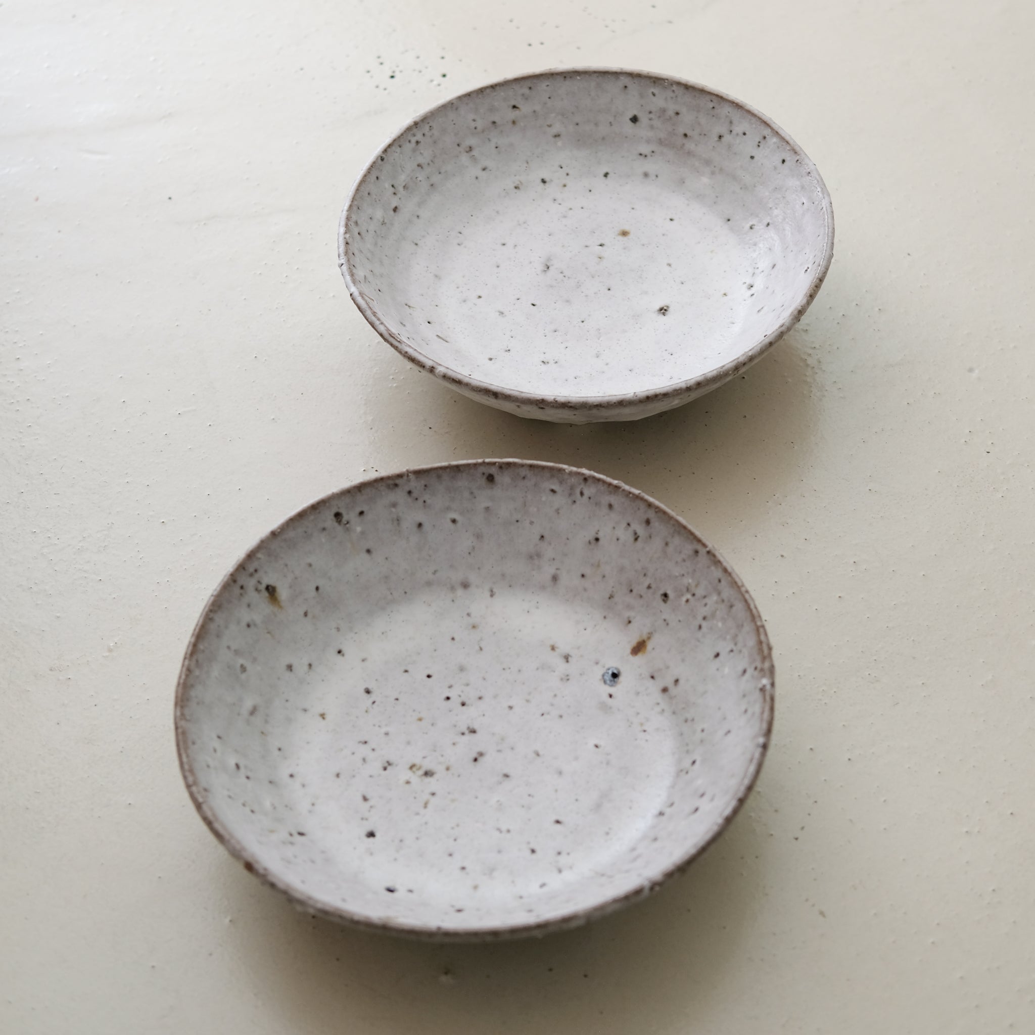 Saladier en terre d'Aizenay D 30cm - blanc par Benoit Audureau chez Brutal Ceramics