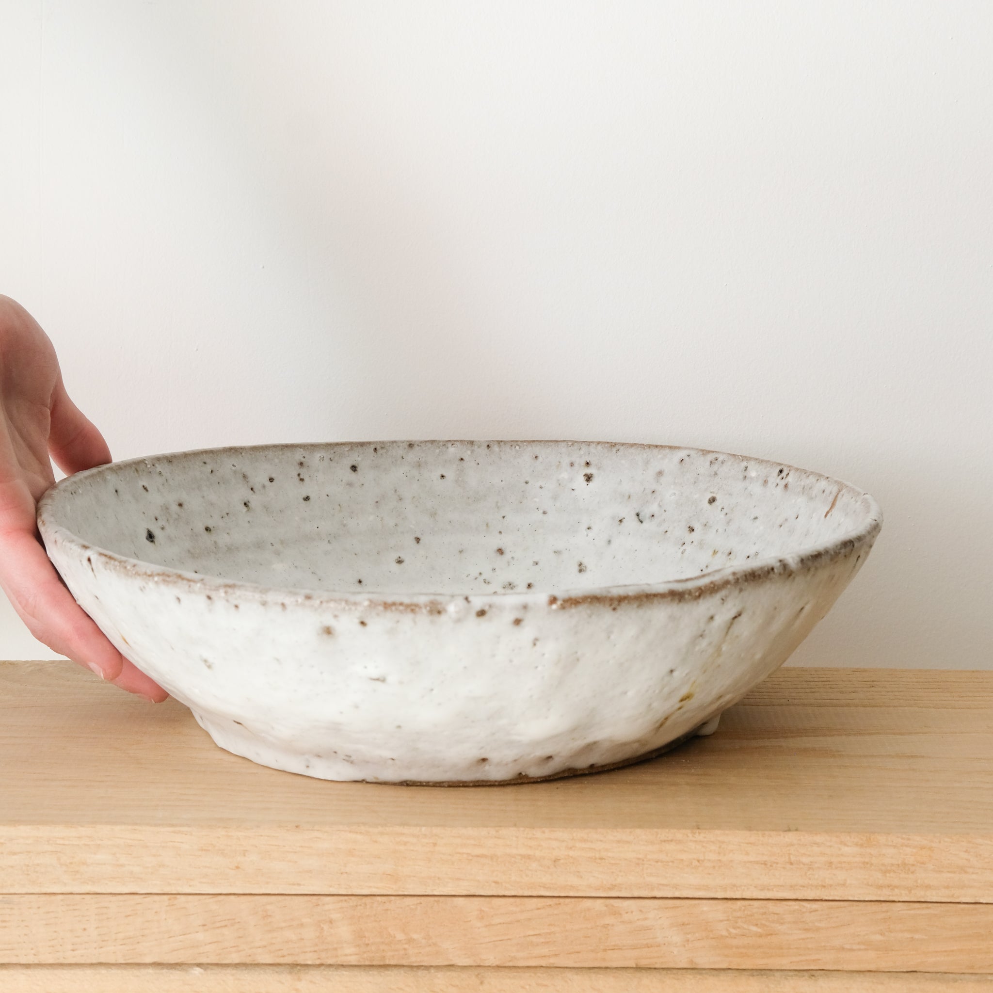 Saladier en terre d'Aizenay D 30cm - blanc par Benoit Audureau chez Brutal Ceramics