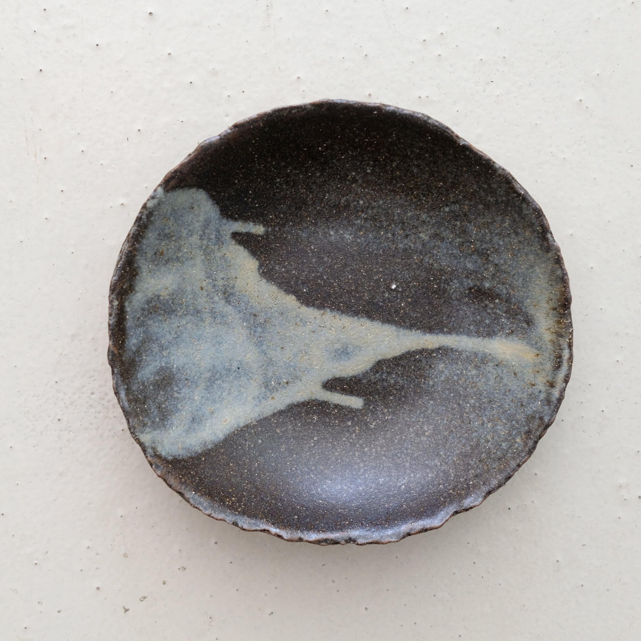 Assiette creuse Nocturne en grès D 15cm - Noir et gris bleuté mat de Eunjung Lee