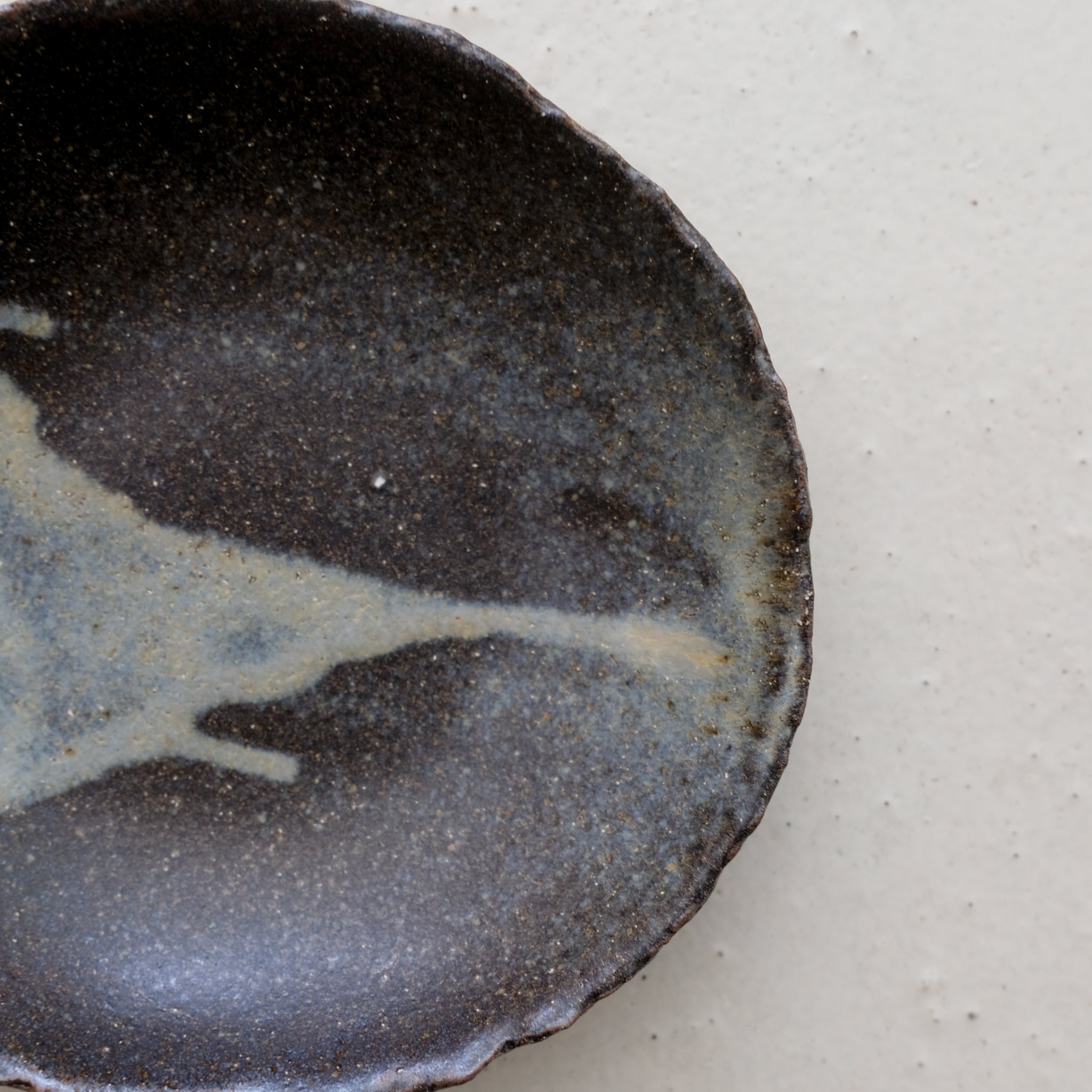 Assiette creuse Nocturne en grès D 15cm - Noir et gris bleuté mat de Eunjung Lee