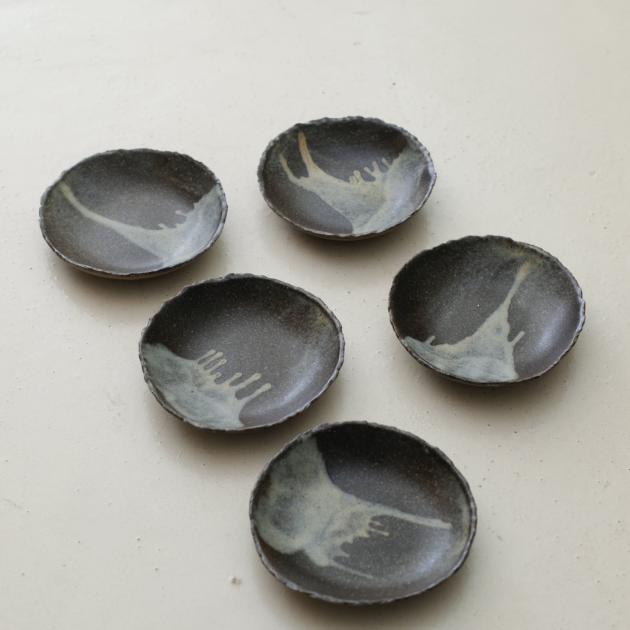 Assiette creuse Nocturne en grès D 15cm - Noir et gris bleuté mat de Eunjung Lee