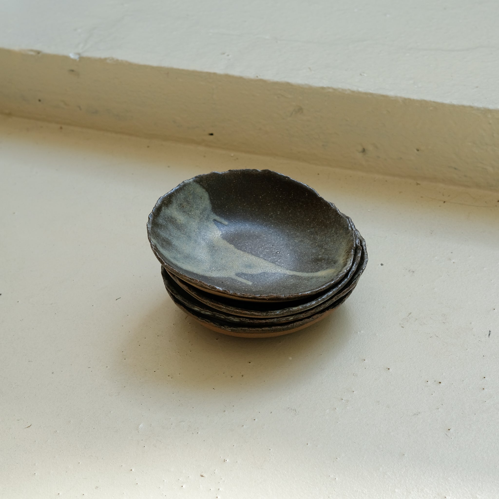 Assiette creuse Nocturne en grès D 15cm - Noir et gris bleuté mat de Eunjung Lee