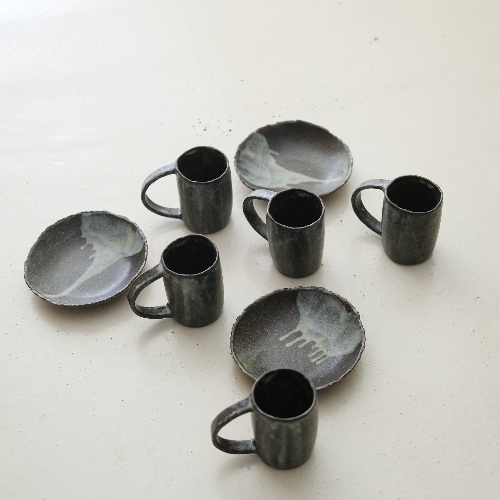 Assiette creuse Nocturne en grès D 15cm - Noir et gris bleuté mat de Eunjung Lee