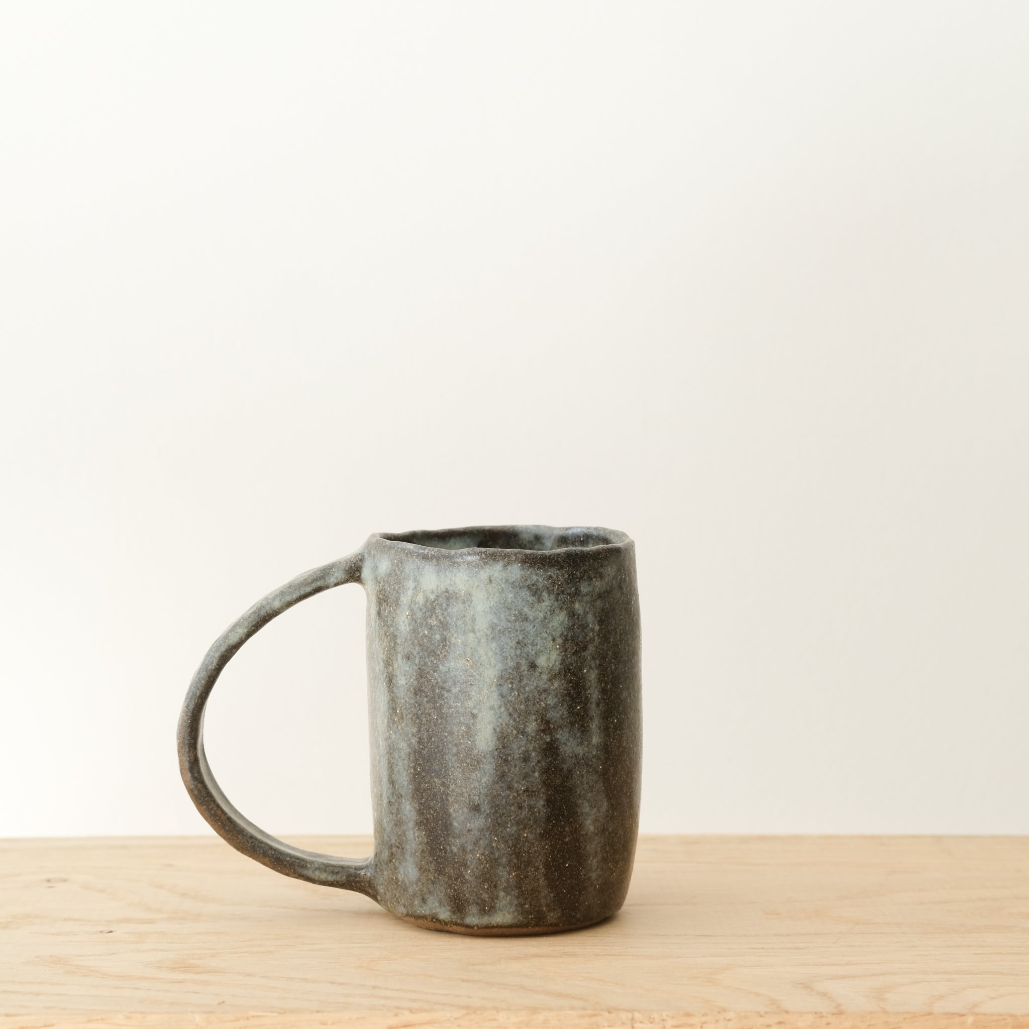 Mug Nocturne en grès 200ml - Noir et gris bleuté mat de Eunjung Lee