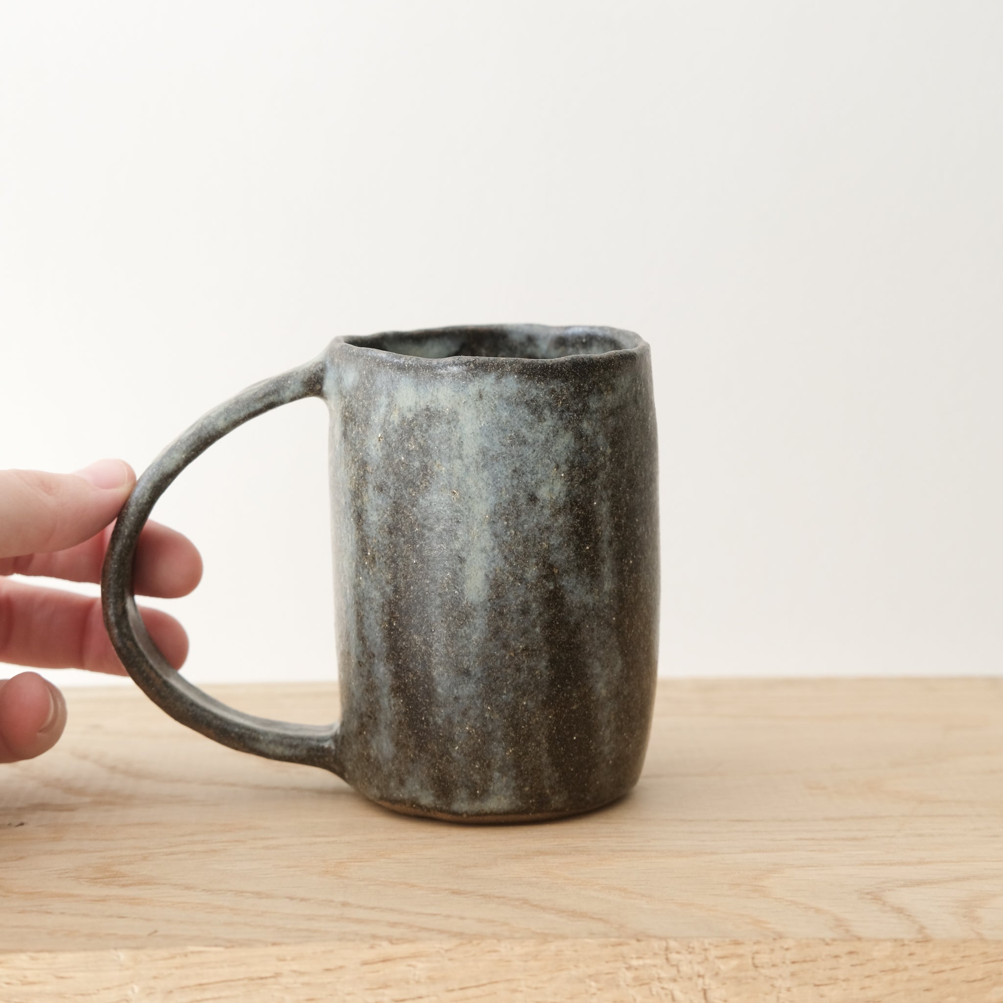 Mug Nocturne en grès 200ml - Noir et gris bleuté mat de Eunjung Lee