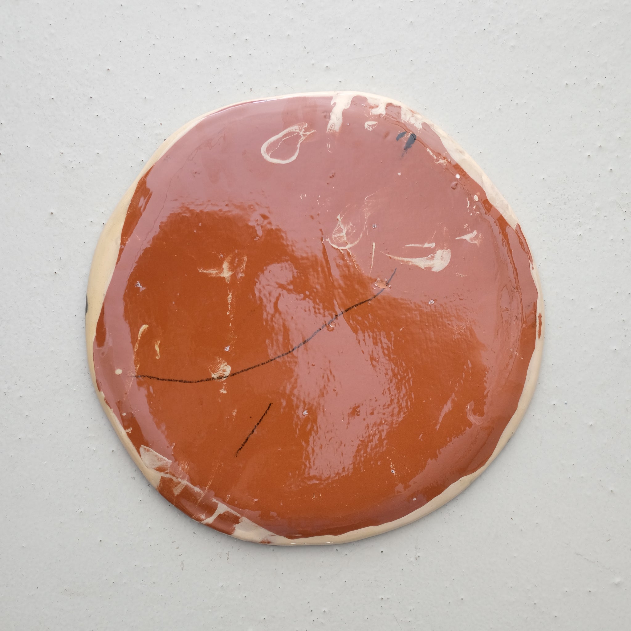 Assiette W24HB01 en faïence rouge D 27cm - Multicolore d'Héloise Bariol chez Brutal Ceramics