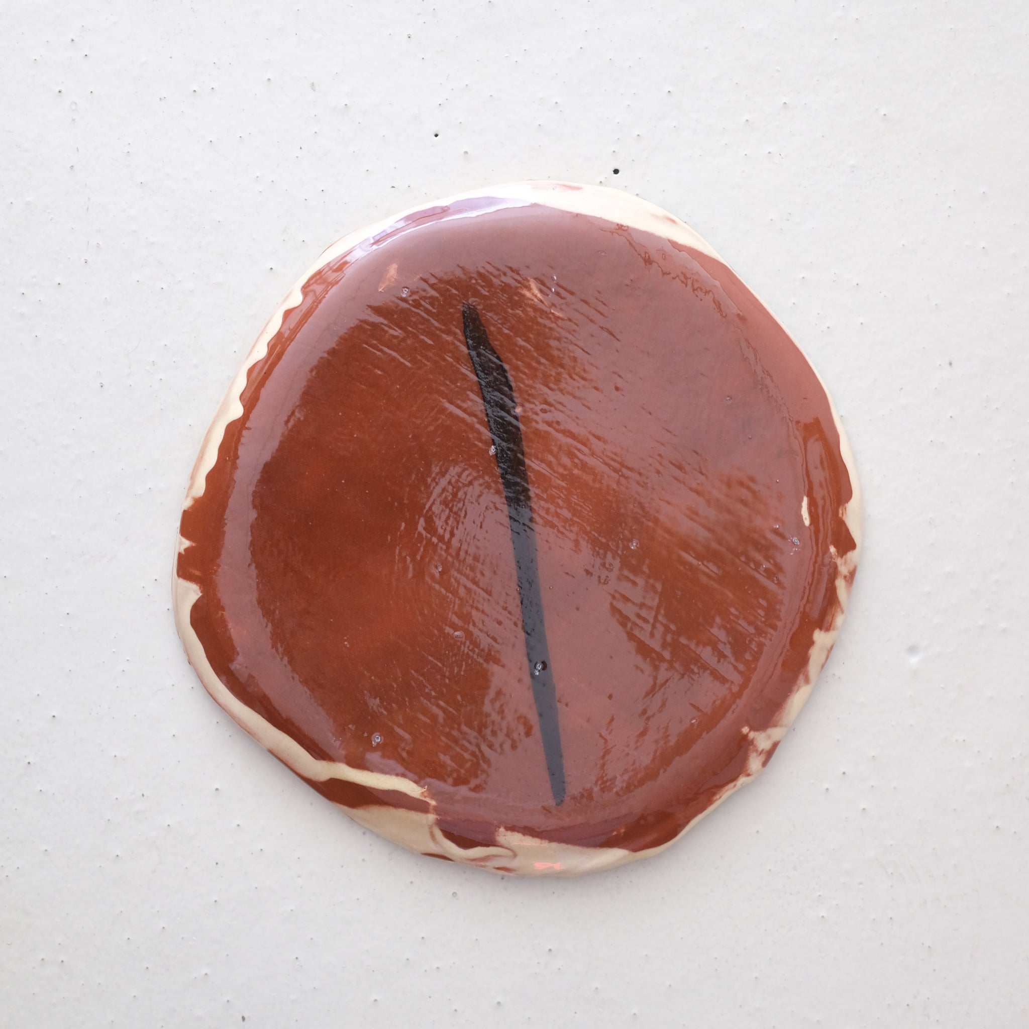 Assiette W24HB28 en faïence rouge D 27cm - Multicolore d'Héloise Bariol chez Brutal Ceramics