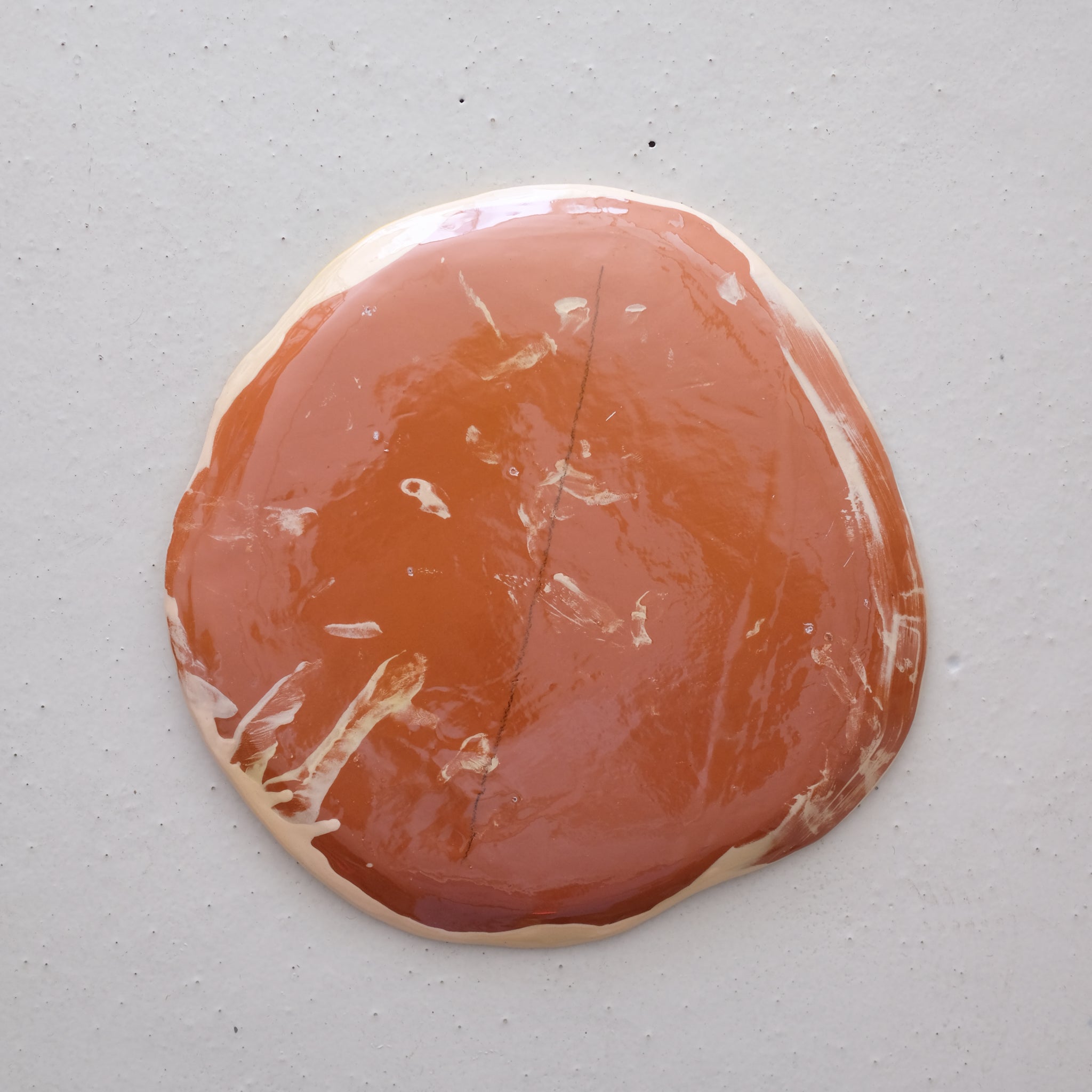Assiette W24HB30 en faïence rouge D 27cm - Multicolore d'Héloise Bariol chez Brutal Ceramics
