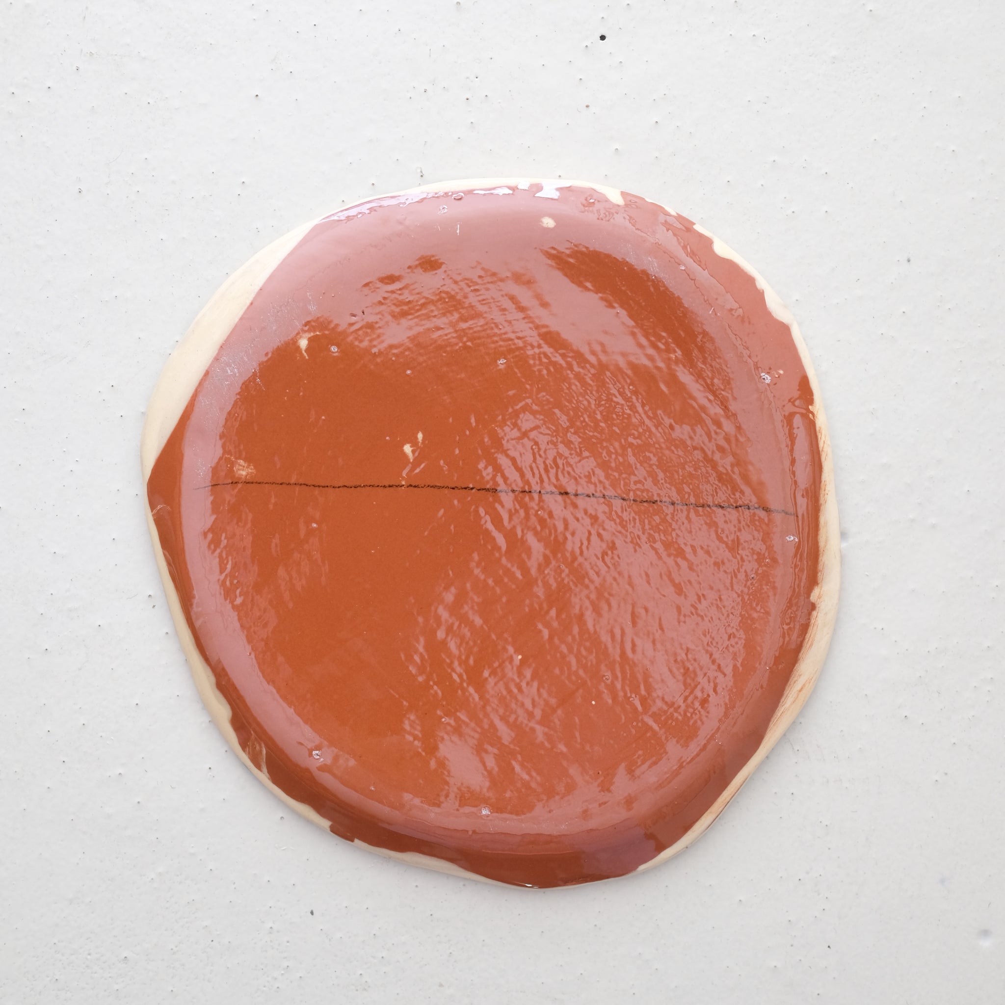 Assiette W24HB36 en faïence rouge D 27cm - Multicolore d'Héloise Bariol chez Brutal Ceramics
