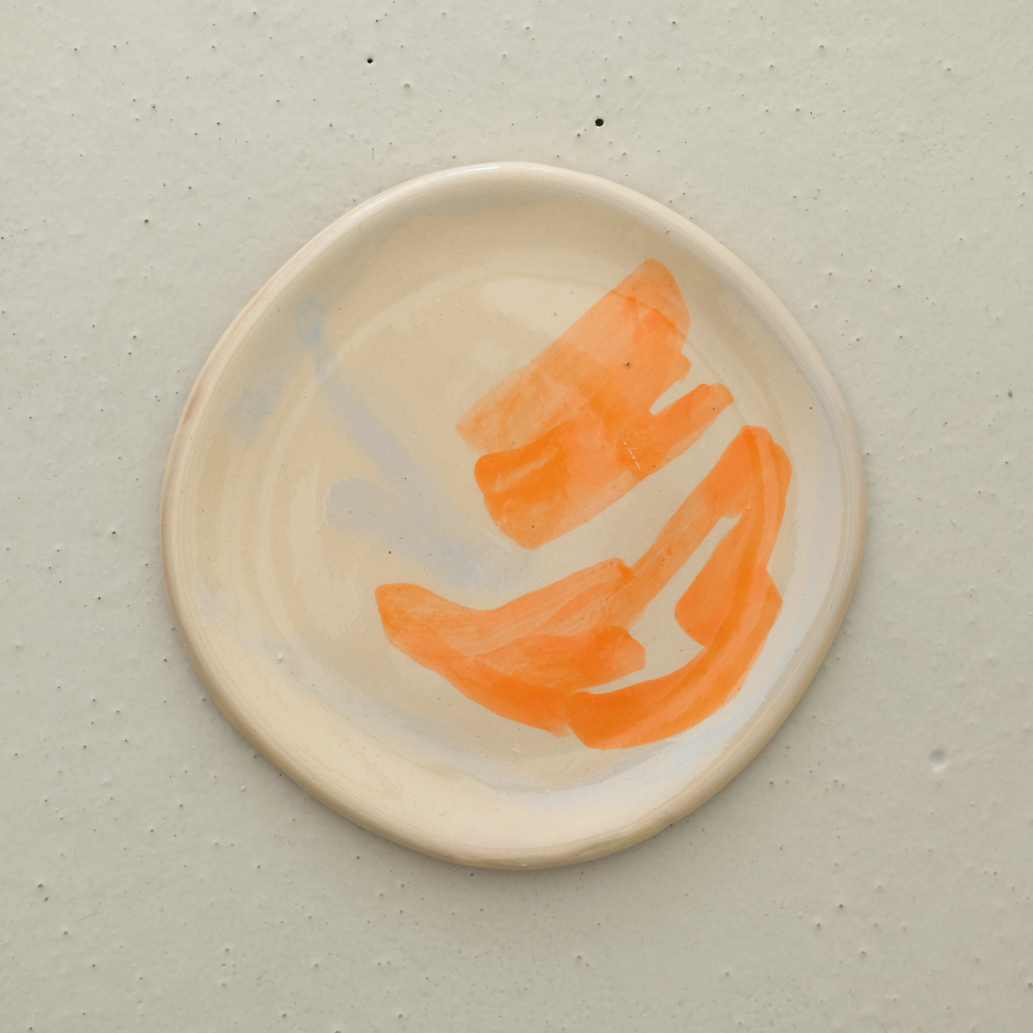 Assiette W24HB41 en faïence rouge D 27cm - Multicolore d'Héloise Bariol chez Brutal Ceramics