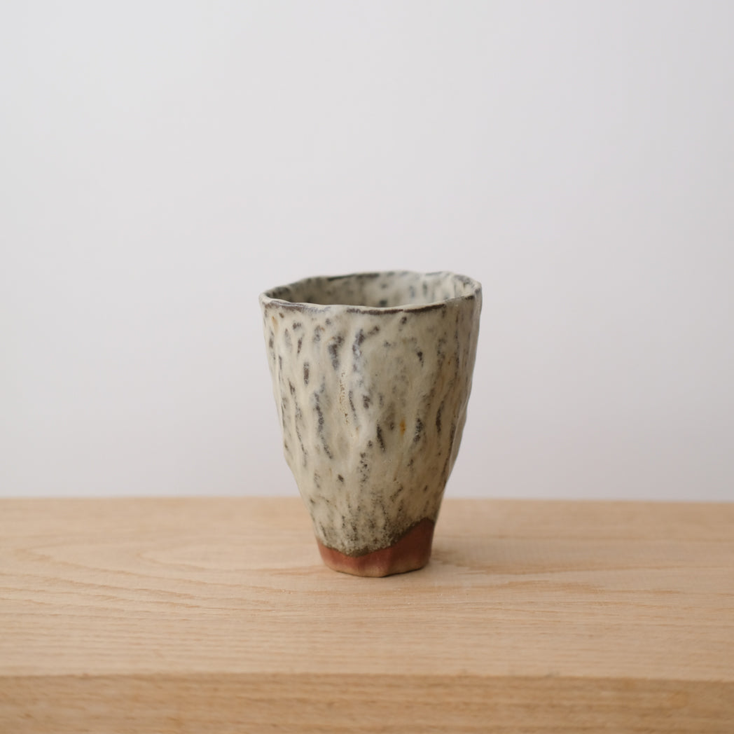 Tasse en grès 190ml - gris vert de Judith Lasry chez Brutal Ceramics
