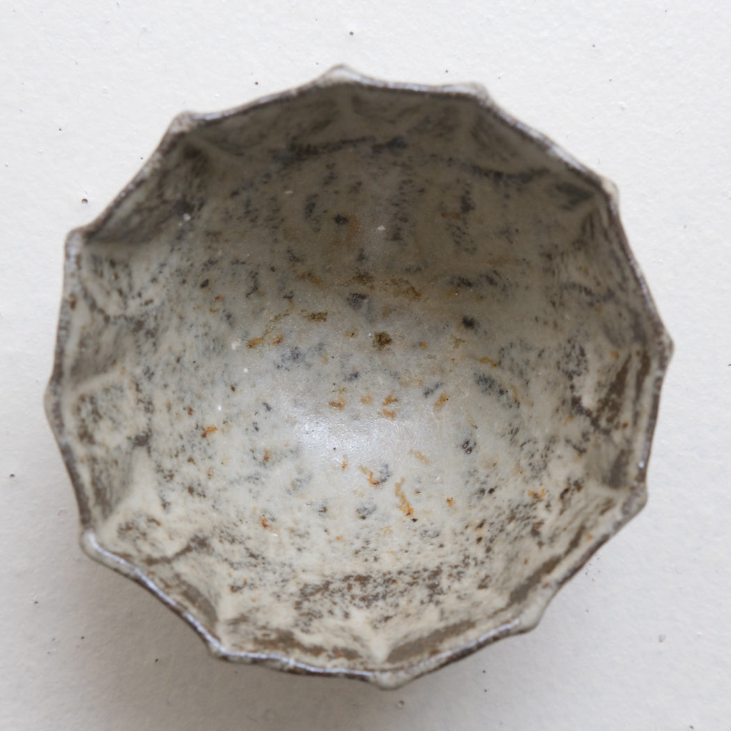 Tasse "fleur" en grès 100ml - gris vert de Judith Lasry chez Brutal Ceramics