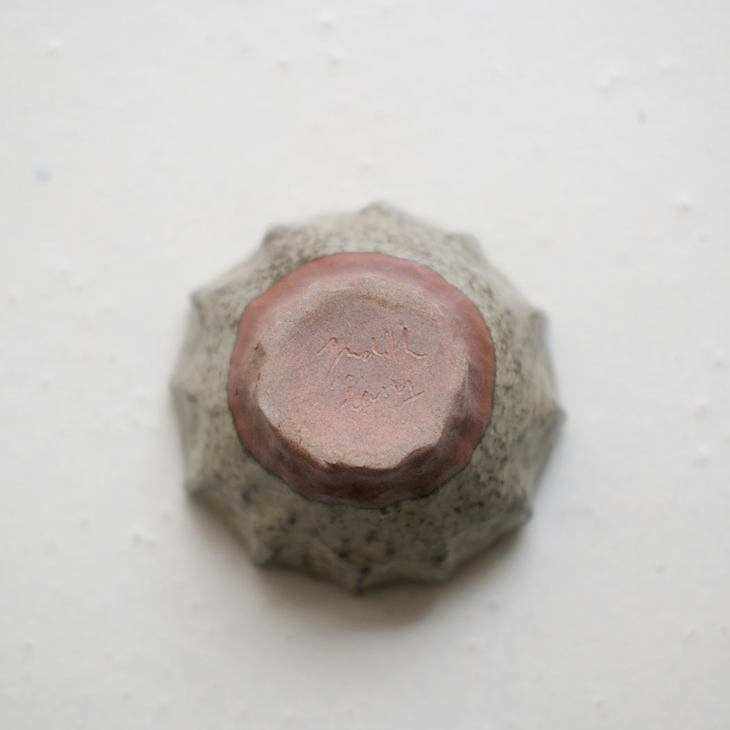 Tasse "fleur" en grès 100ml - gris vert de Judith Lasry chez Brutal Ceramics