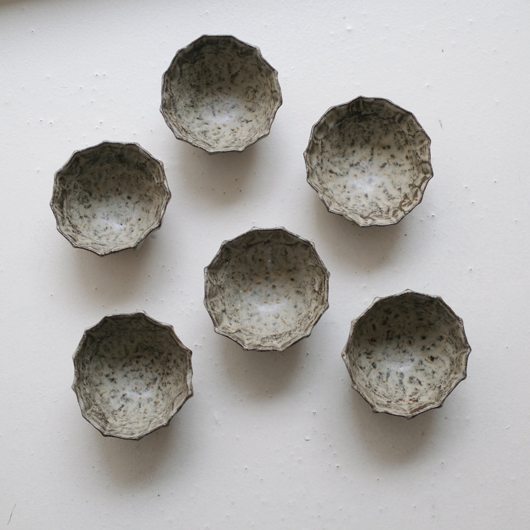 Tasse "fleur" en grès 100ml - gris vert de Judith Lasry chez Brutal Ceramics
