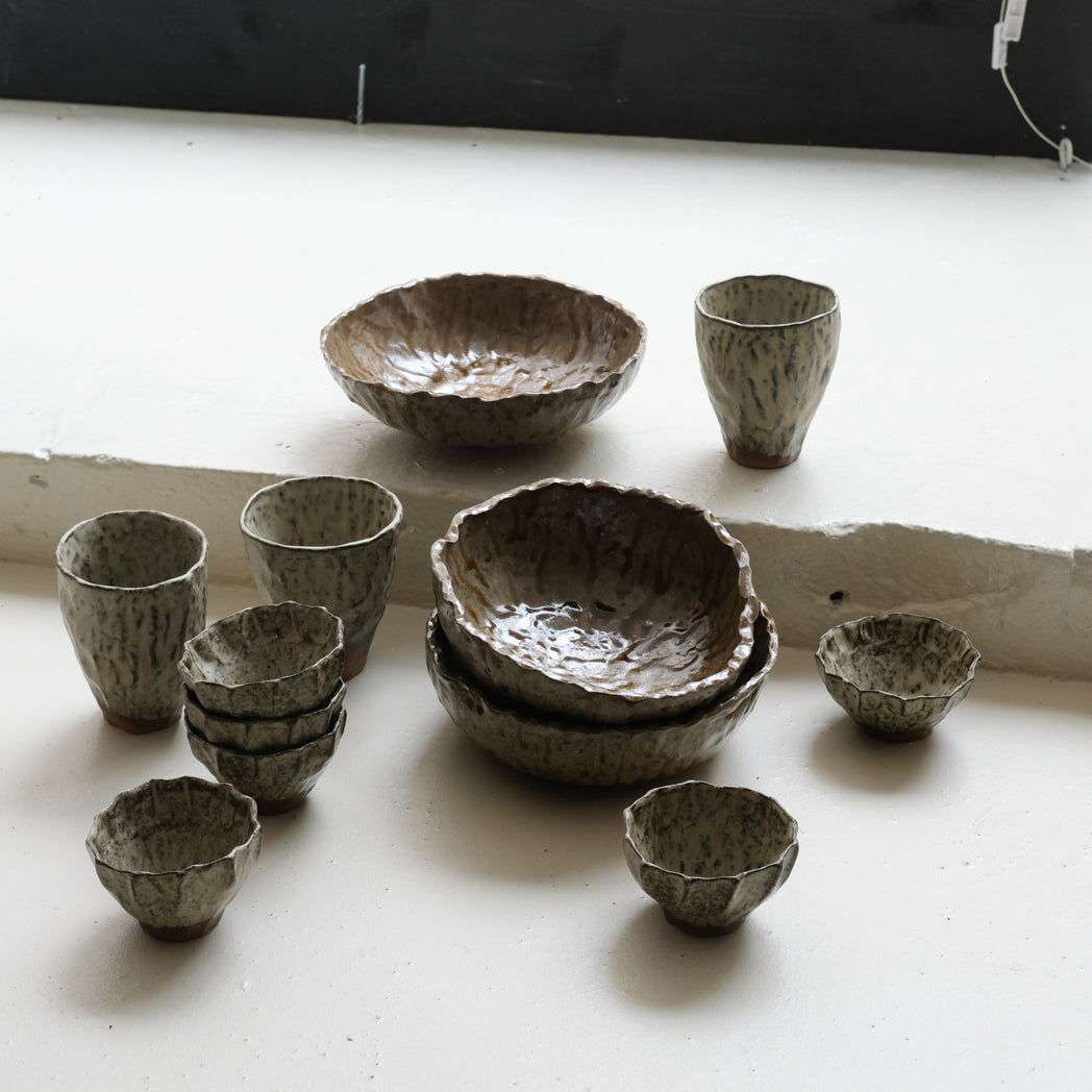Tasse "fleur" en grès 100ml - gris vert de Judith Lasry chez Brutal Ceramics