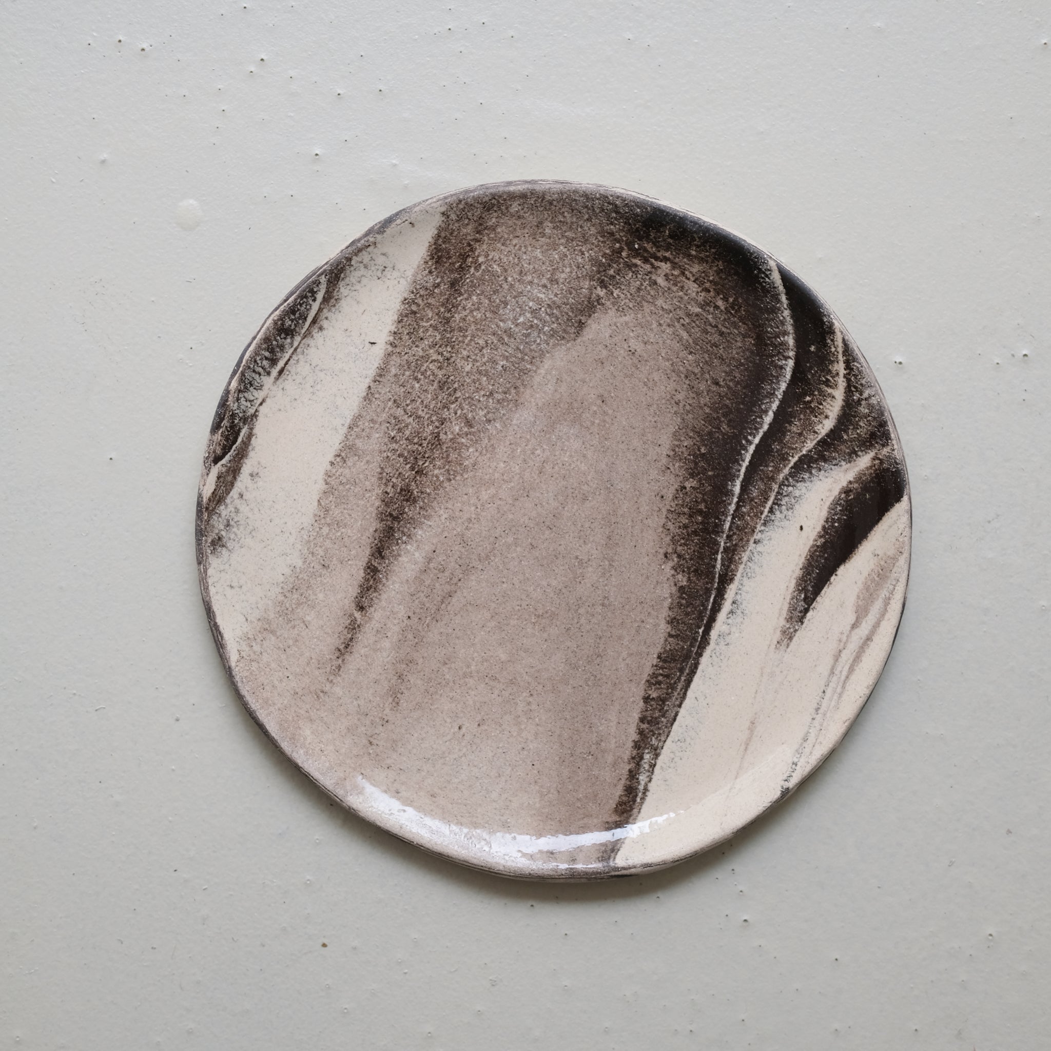 Assiette en terre mêlées 21,5cm - Blanc et brun de Léa Baldassari chez Brutal Ceramics