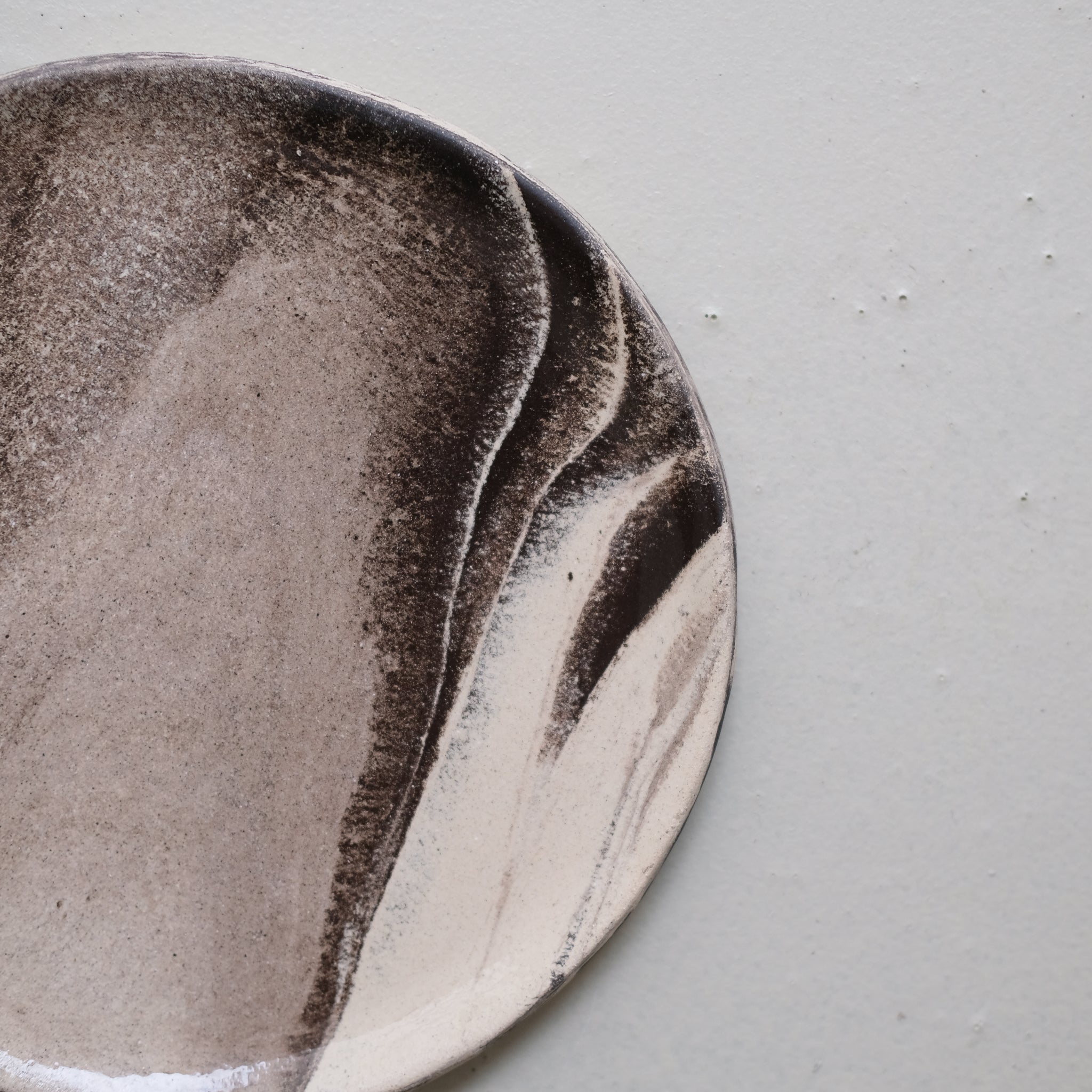 Assiette en terre mêlées 21,5cm - Blanc et brun de Léa Baldassari chez Brutal Ceramics