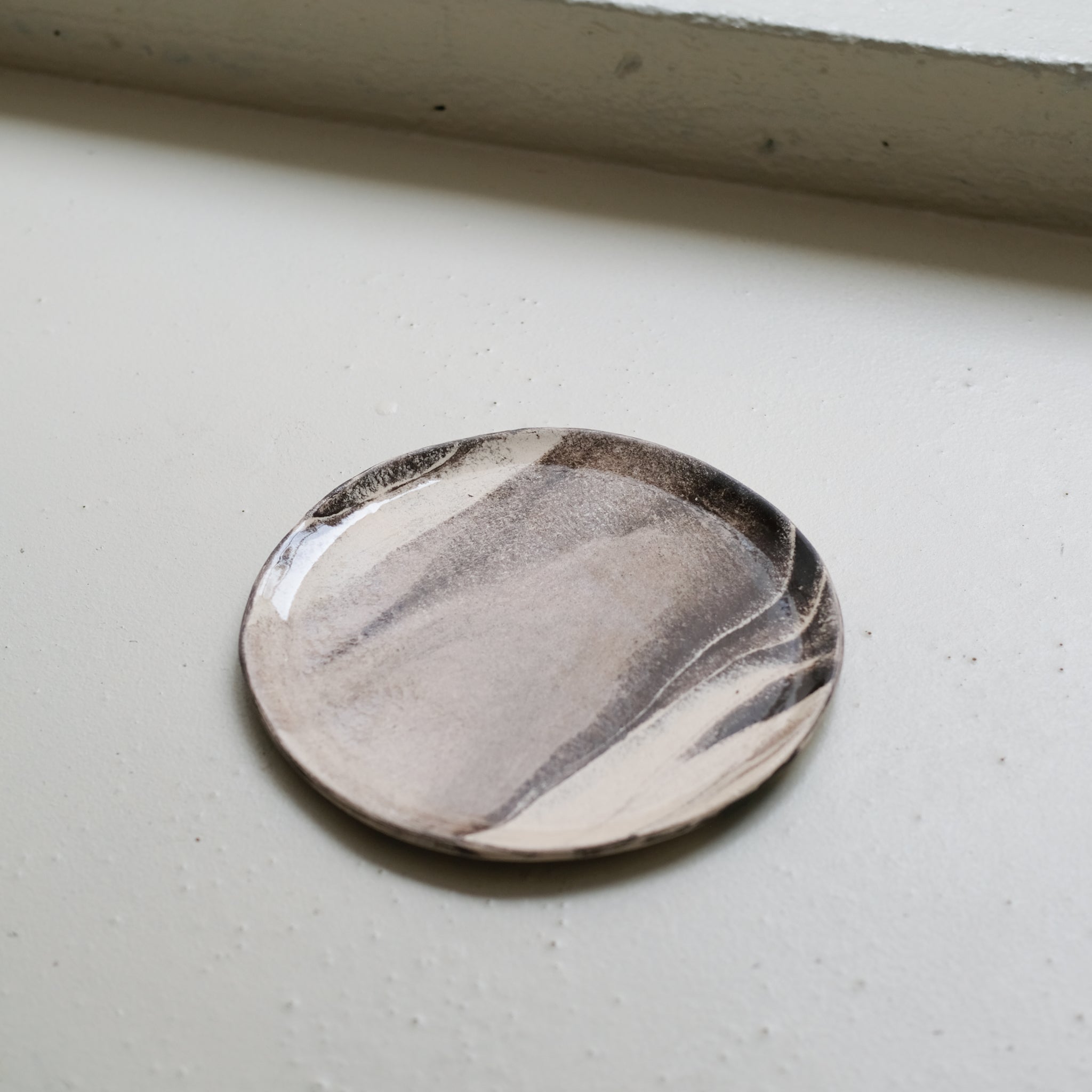 Assiette en terre mêlées 21,5cm - Blanc et brun de Léa Baldassari chez Brutal Ceramics