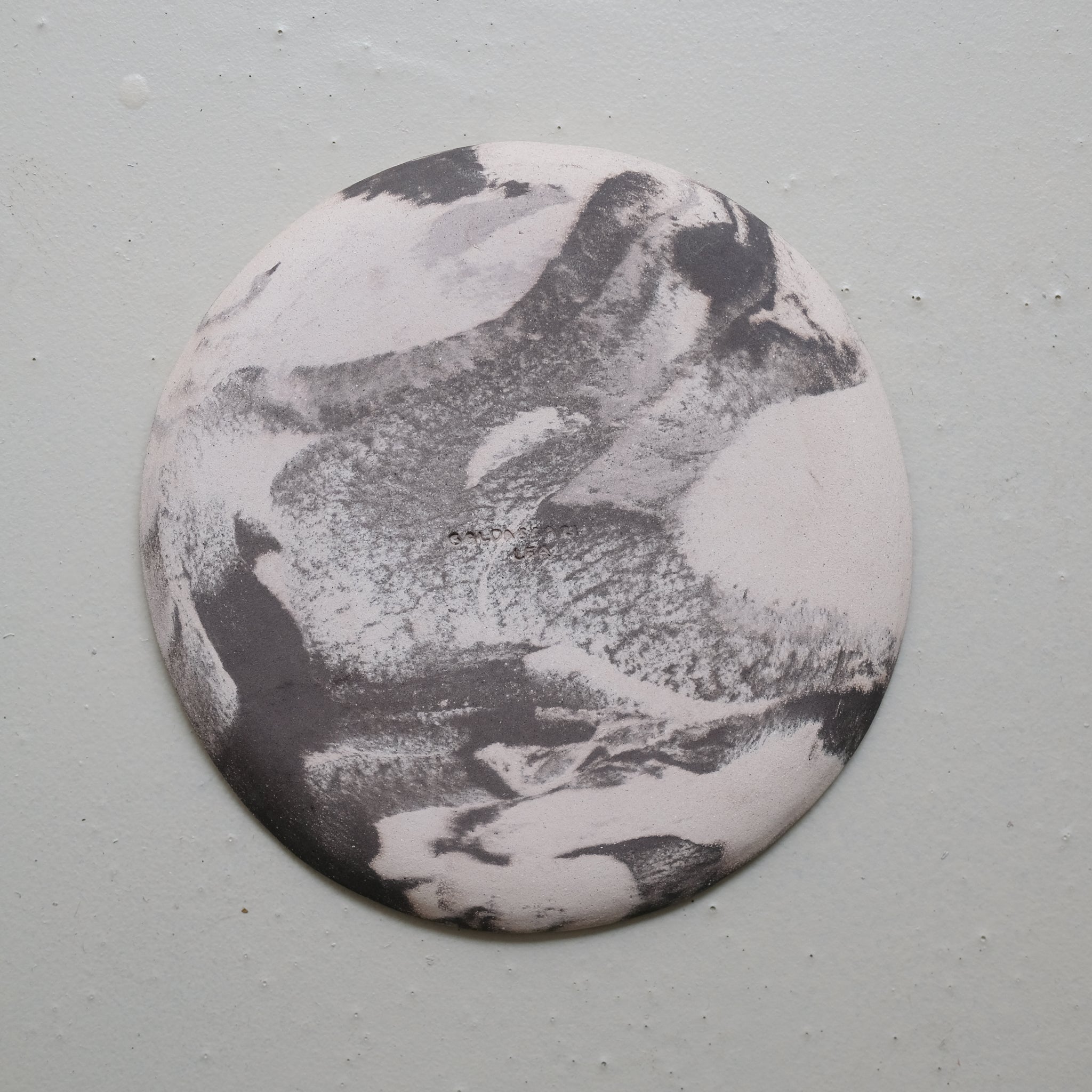 Assiette en terre mêlées 21,5cm - Blanc et brun de Léa Baldassari chez Brutal Ceramics