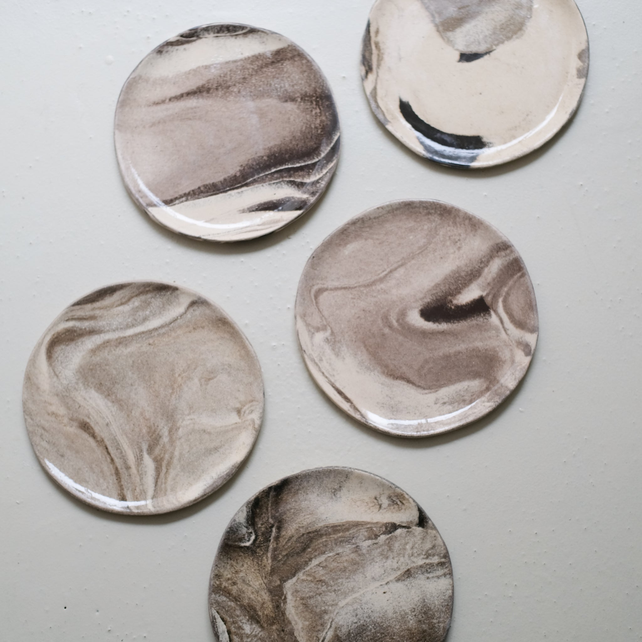 Assiette en terre mêlées 21,5cm - Blanc et brun de Léa Baldassari chez Brutal Ceramics