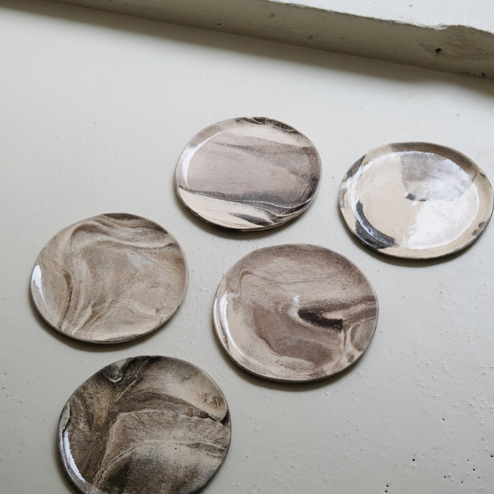Assiette en terre mêlées 21,5cm - Blanc et brun de Léa Baldassari chez Brutal Ceramics
