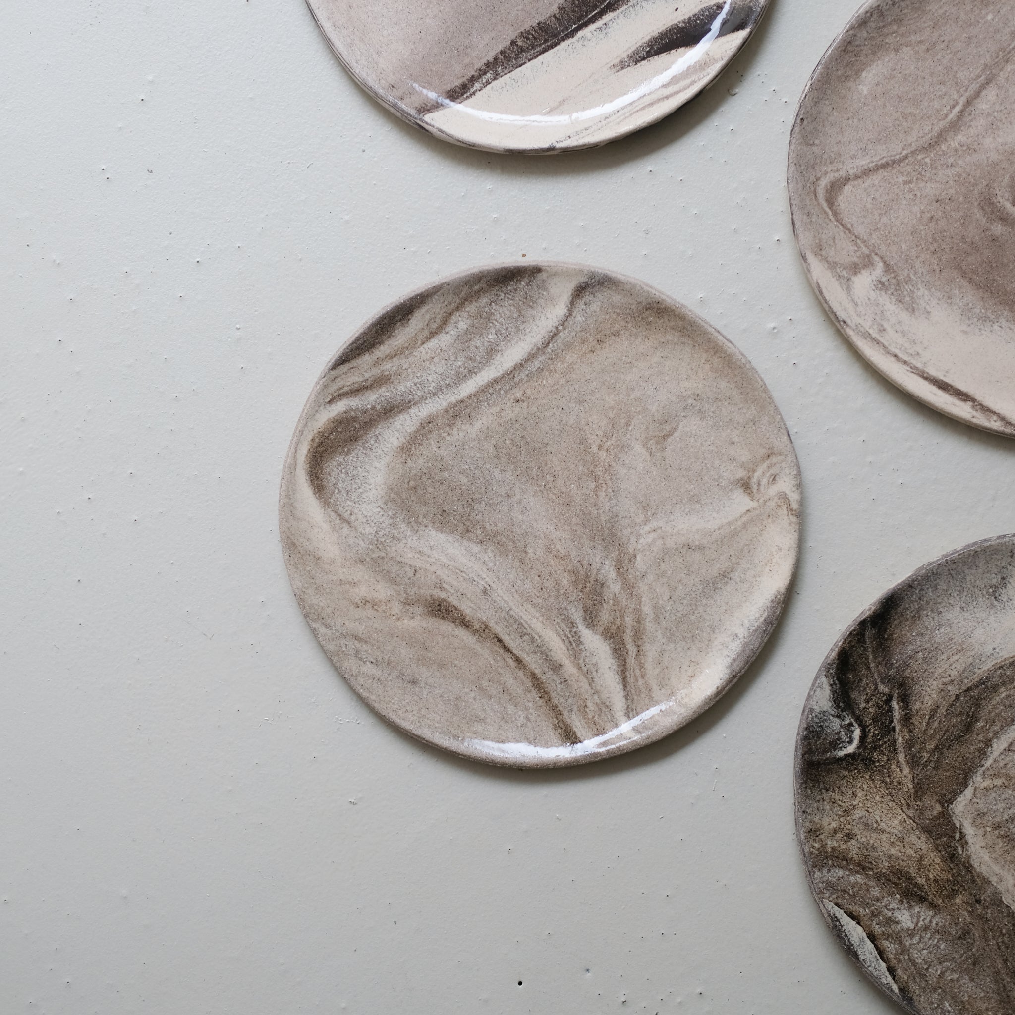 Assiette en terre mêlées 21,5cm - Blanc et brun de Léa Baldassari chez Brutal Ceramics