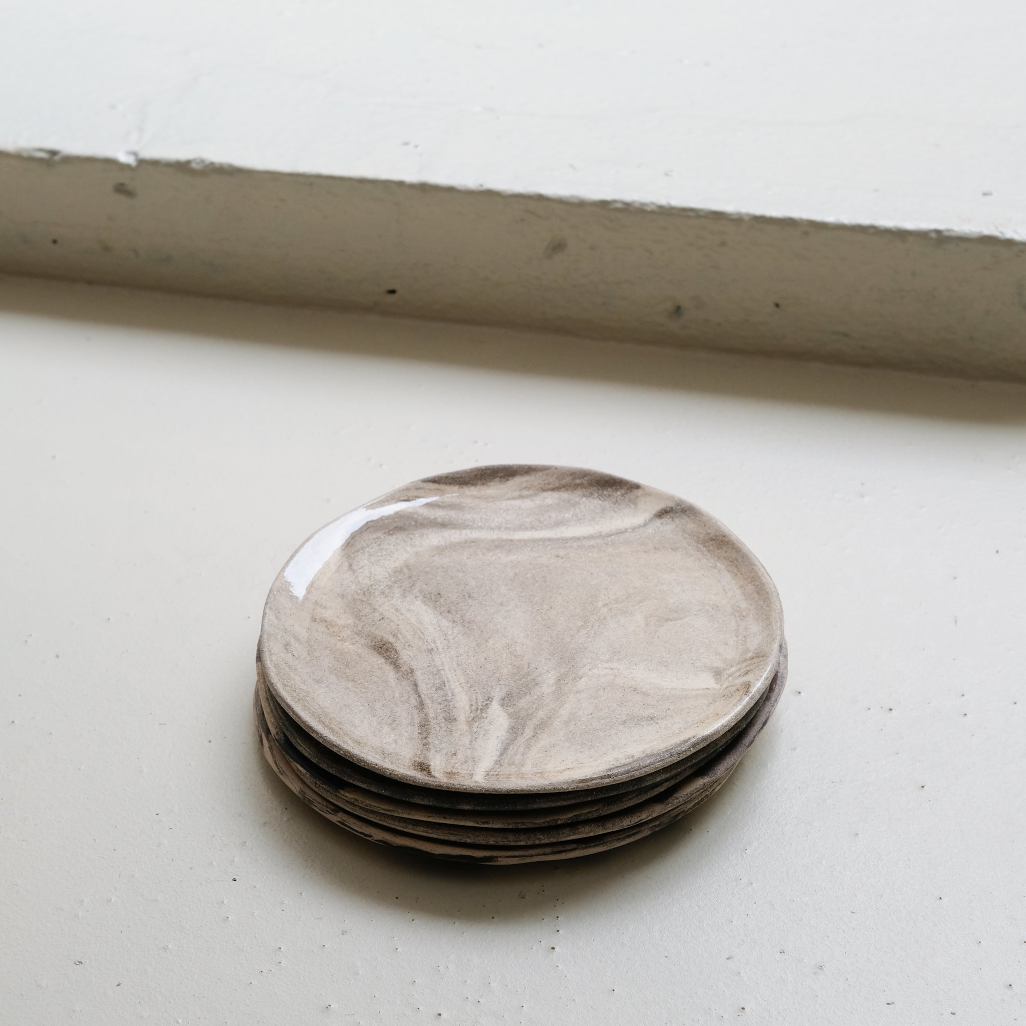 Assiette en terre mêlées 21,5cm - Blanc et brun de Léa Baldassari chez Brutal Ceramics