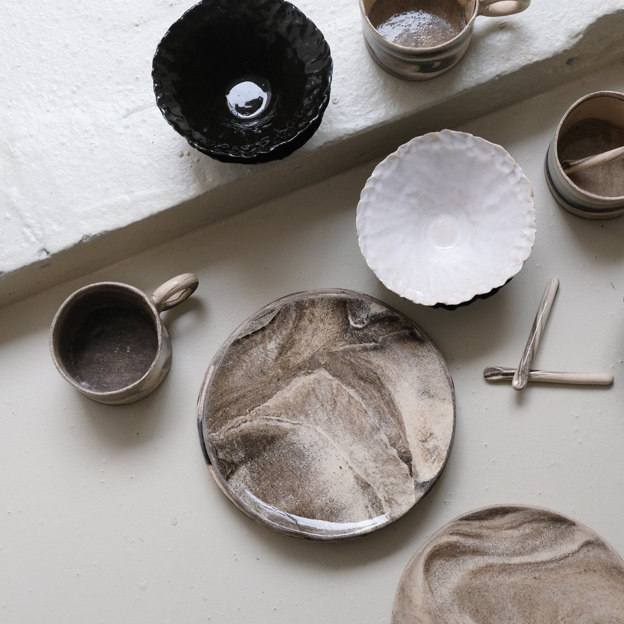 Assiette en terre mêlées 21,5cm - Blanc et brun de Léa Baldassari chez Brutal Ceramics