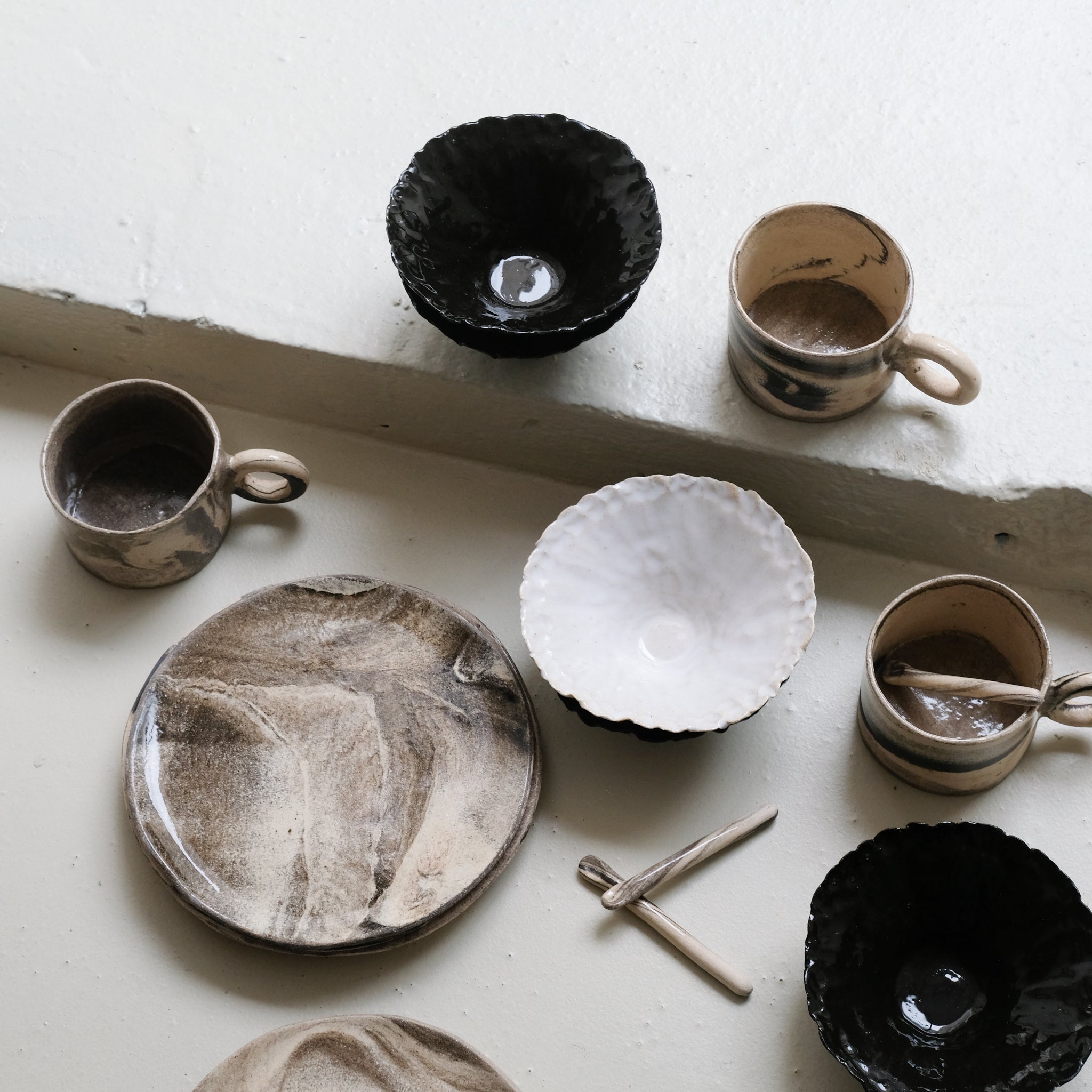 Assiette en terre mêlées 21,5cm - Blanc et brun de Léa Baldassari chez Brutal Ceramics