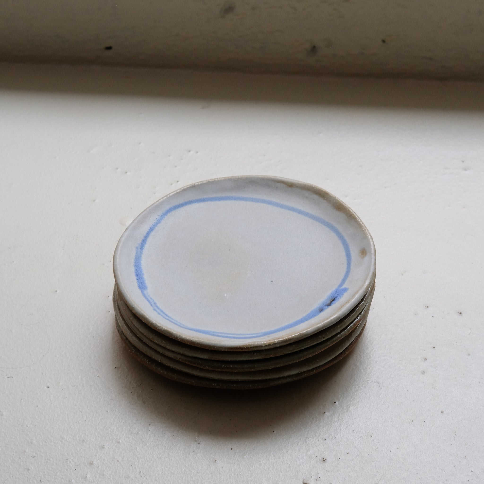 Assiette en grès D 15cm - gris blanc et bleu de Lola Moreau chez Brutal Ceramics