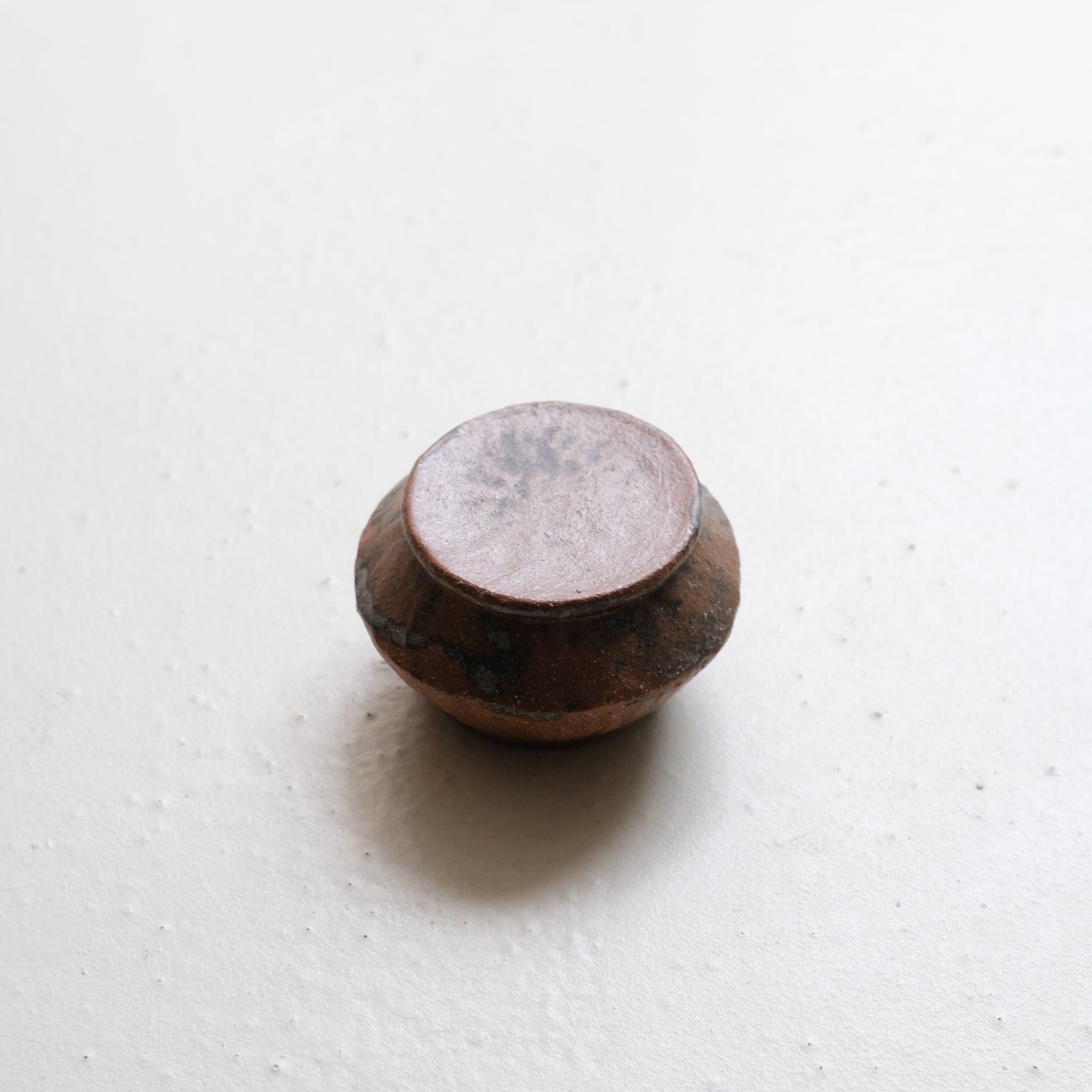 Boite M en grès D 9,5cm - marron brun de Lola Moreau chez Brutal Ceramics