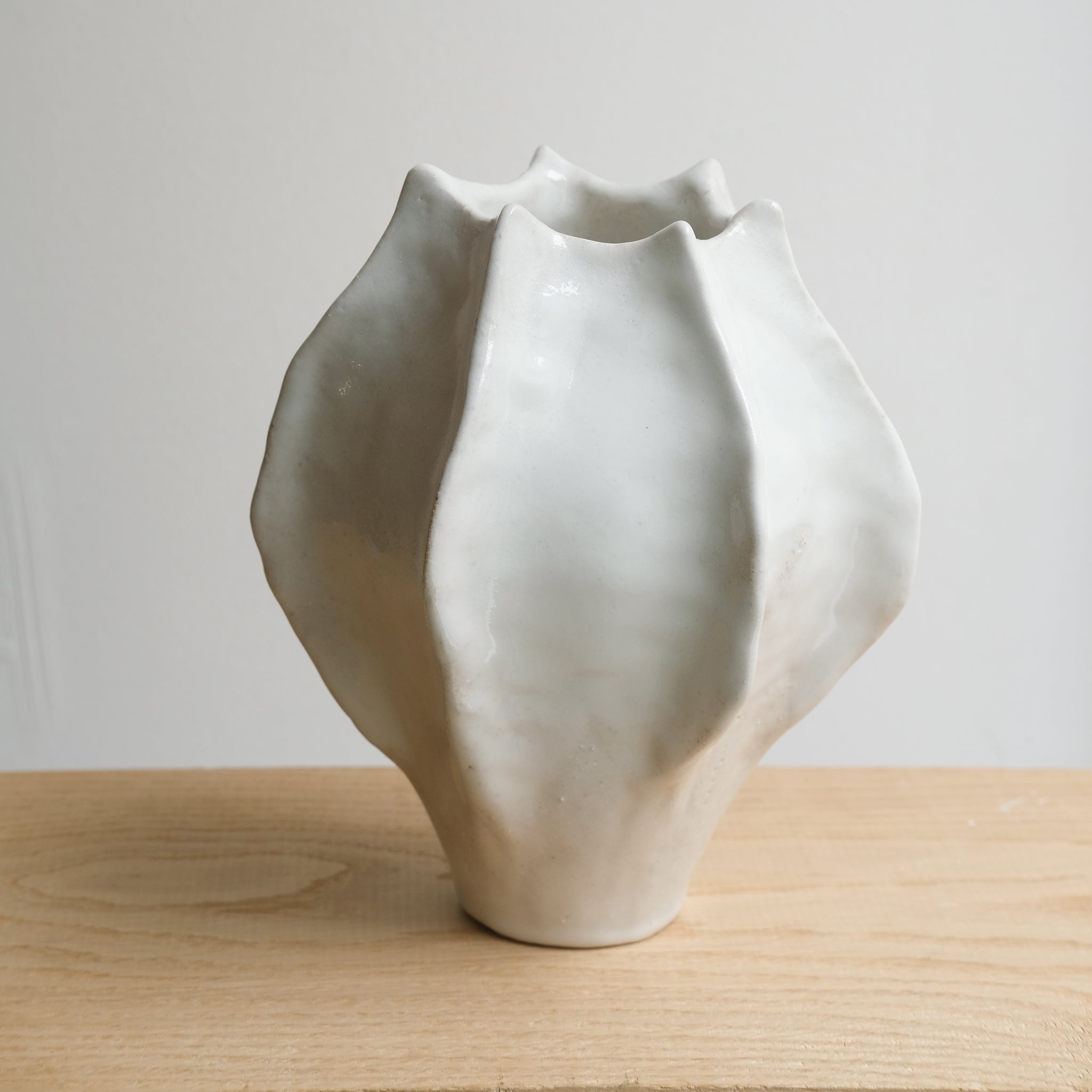 Vase en grès blanc H 19cm - blanc brillant de Lucia Mondadori chez Brutal Ceramics