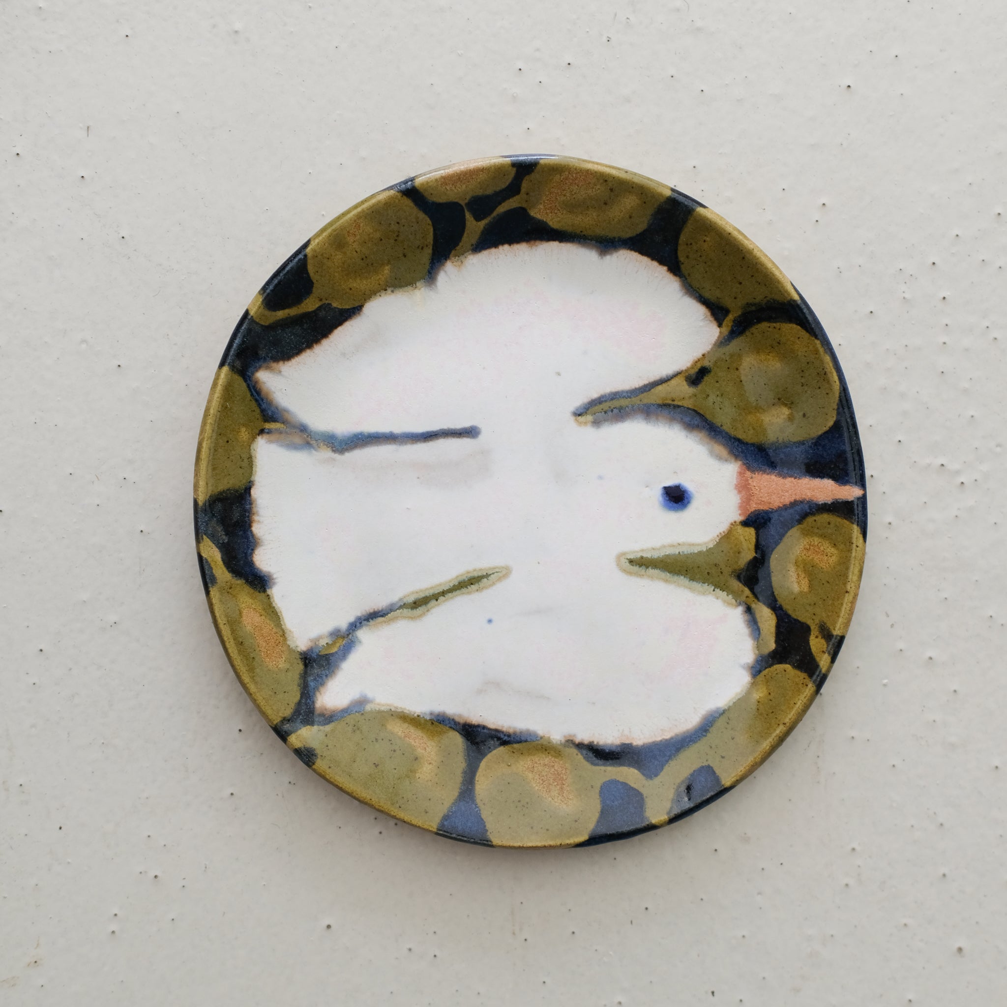Assiette W24MY01 en grès D 18,5cm - multicolore de Marie-Yaé Suematsu chez Brutal Ceramics