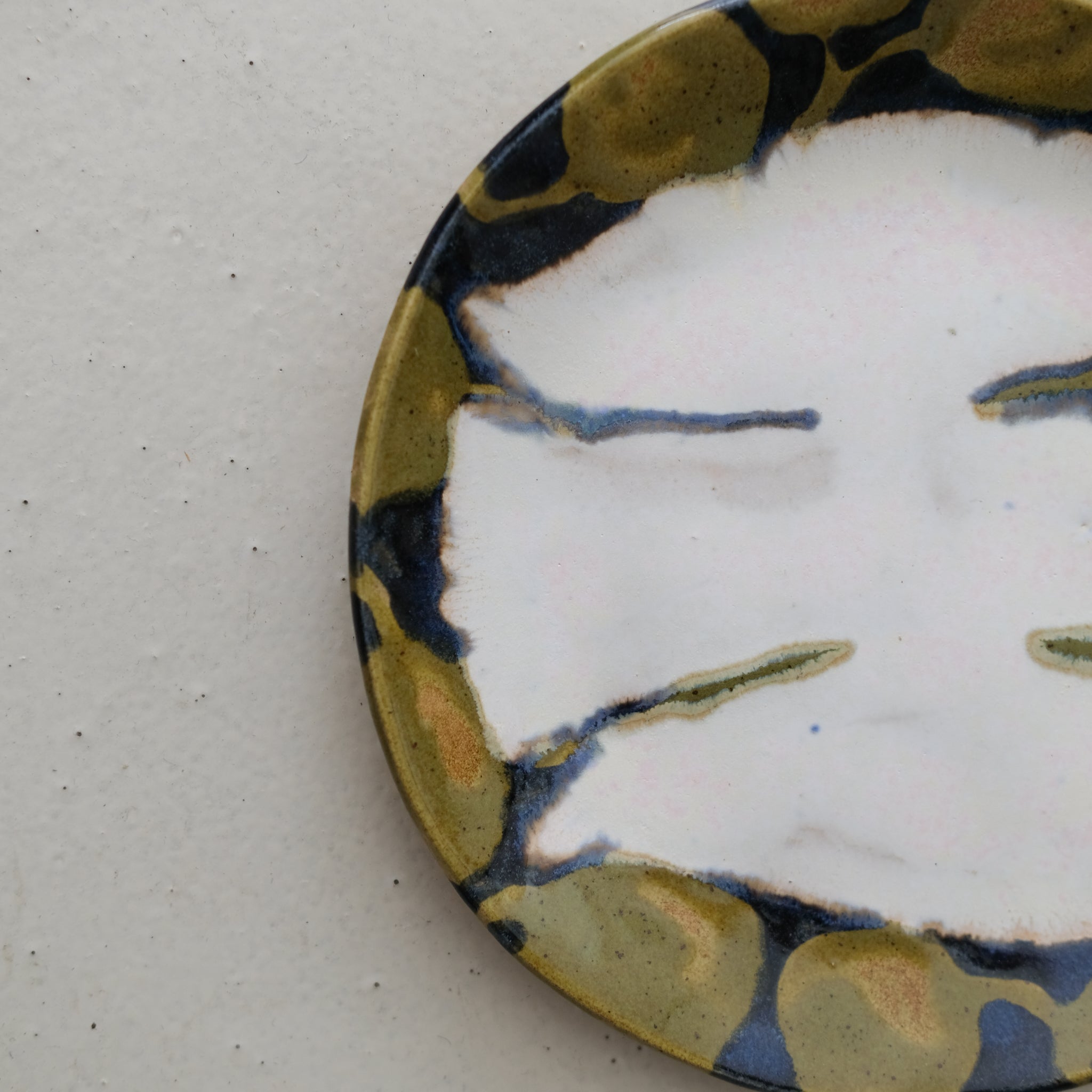 Assiette W24MY01 en grès D 18,5cm - multicolore de Marie-Yaé Suematsu chez Brutal Ceramics