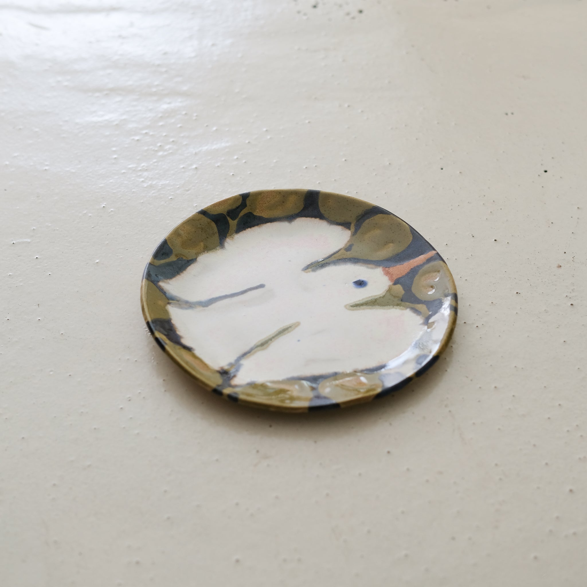 Assiette W24MY01 en grès D 18,5cm - multicolore de Marie-Yaé Suematsu chez Brutal Ceramics