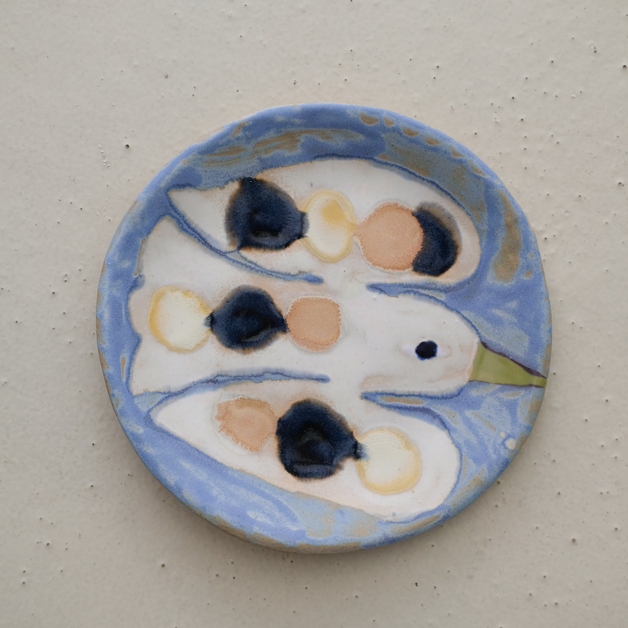 Assiette W24MY02 en grès D 18,5cm - multicolore de Marie-Yaé Suematsu chez Brutal Ceramics