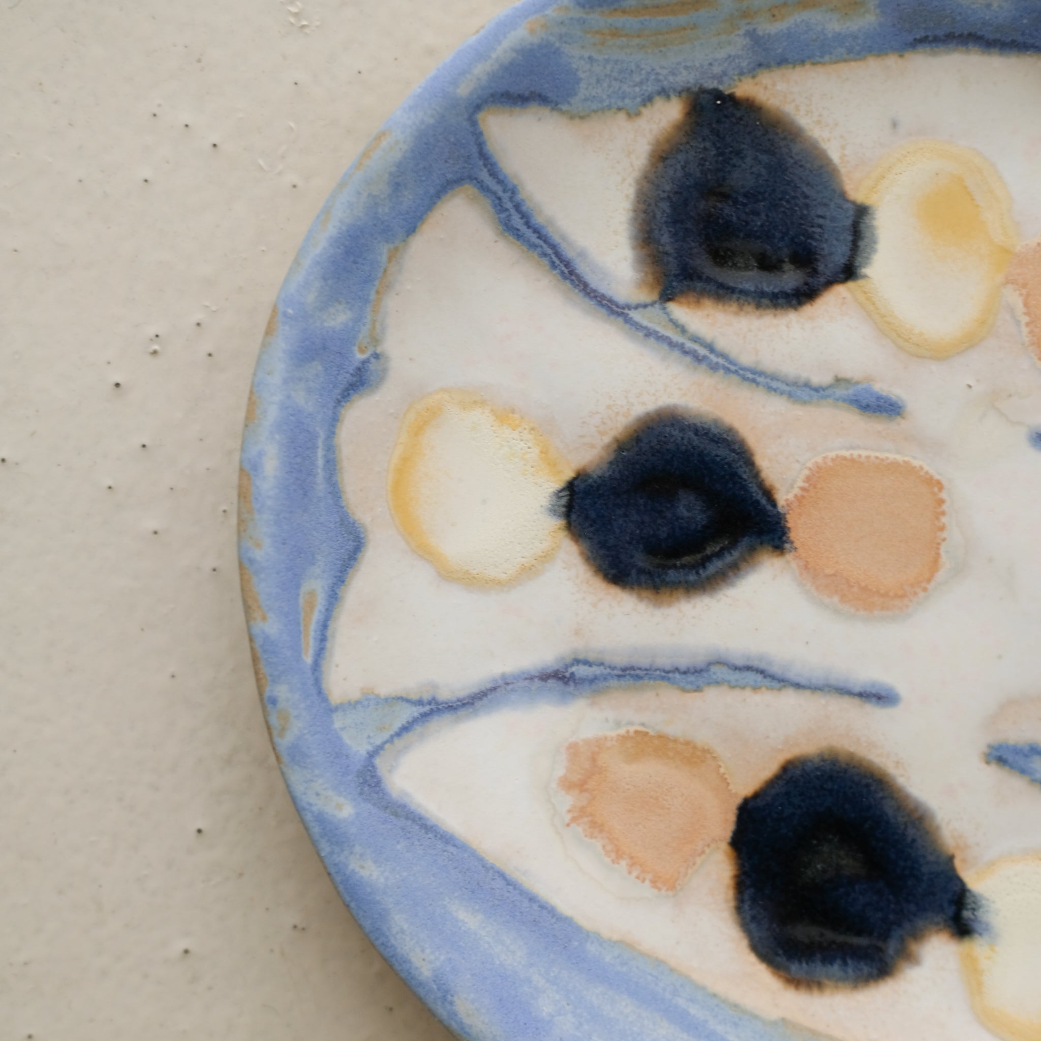 Assiette W24MY02 en grès D 18,5cm - multicolore de Marie-Yaé Suematsu chez Brutal Ceramics