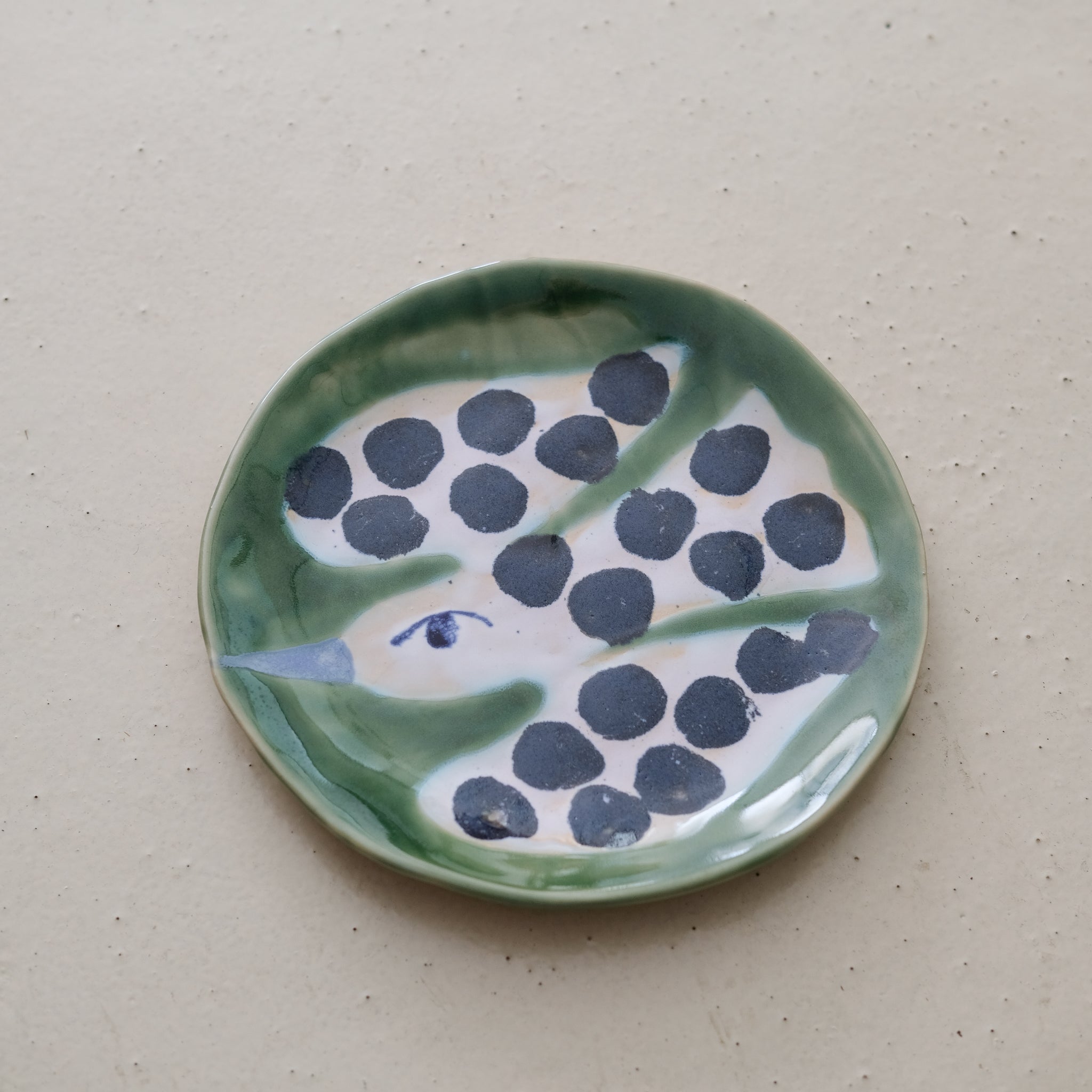 Assiette W24MY03 en grès D 18,5cm - multicolore de Marie-Yaé Suematsu chez Brutal Ceramics