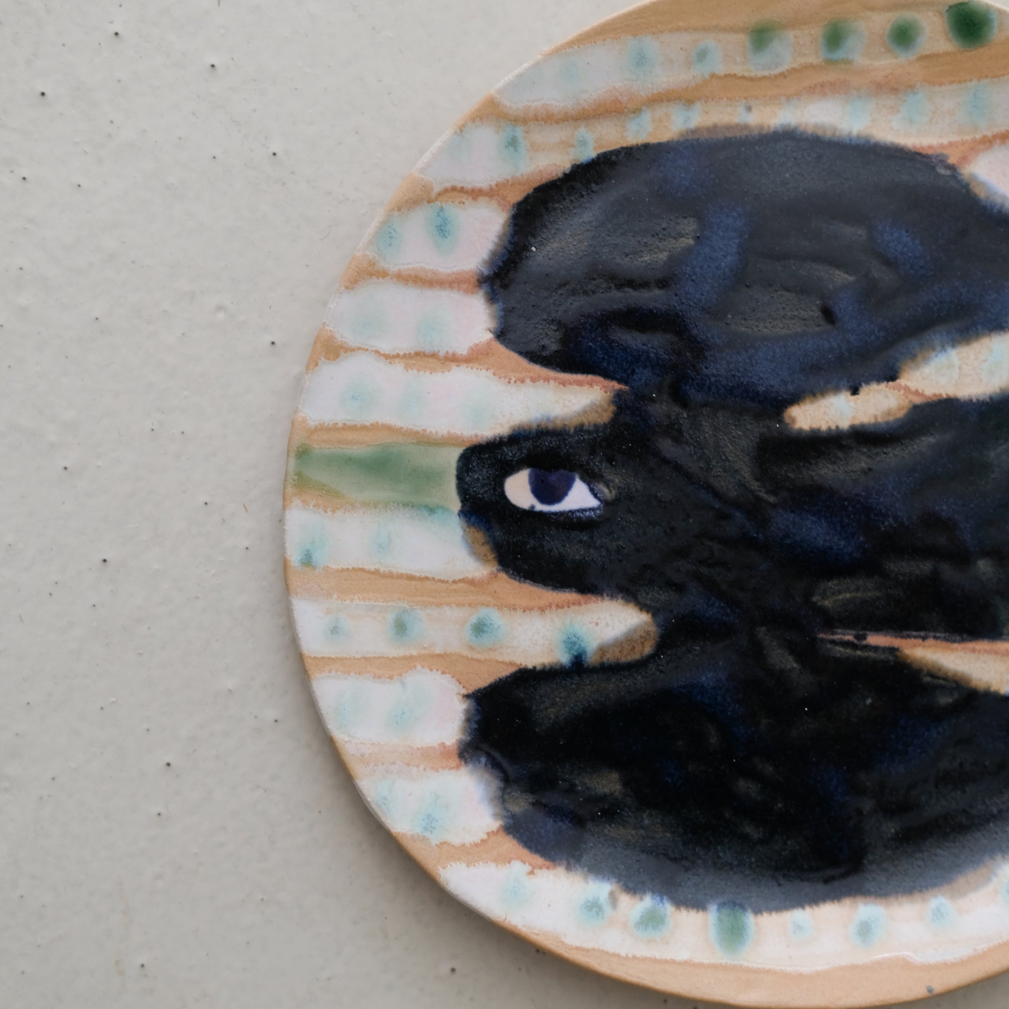 Assiette W24MY04 en grès D 18,5cm - multicolore de Marie-Yaé Suematsu chez Brutal Ceramics