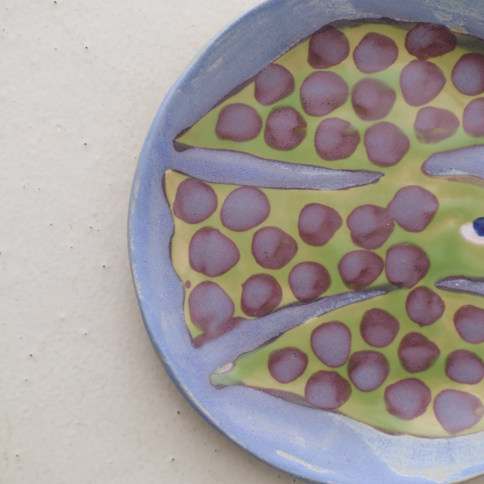 Assiette W24MY05 en grès D 18,5cm - multicolore de Marie-Yaé Suematsu chez Brutal Ceramics