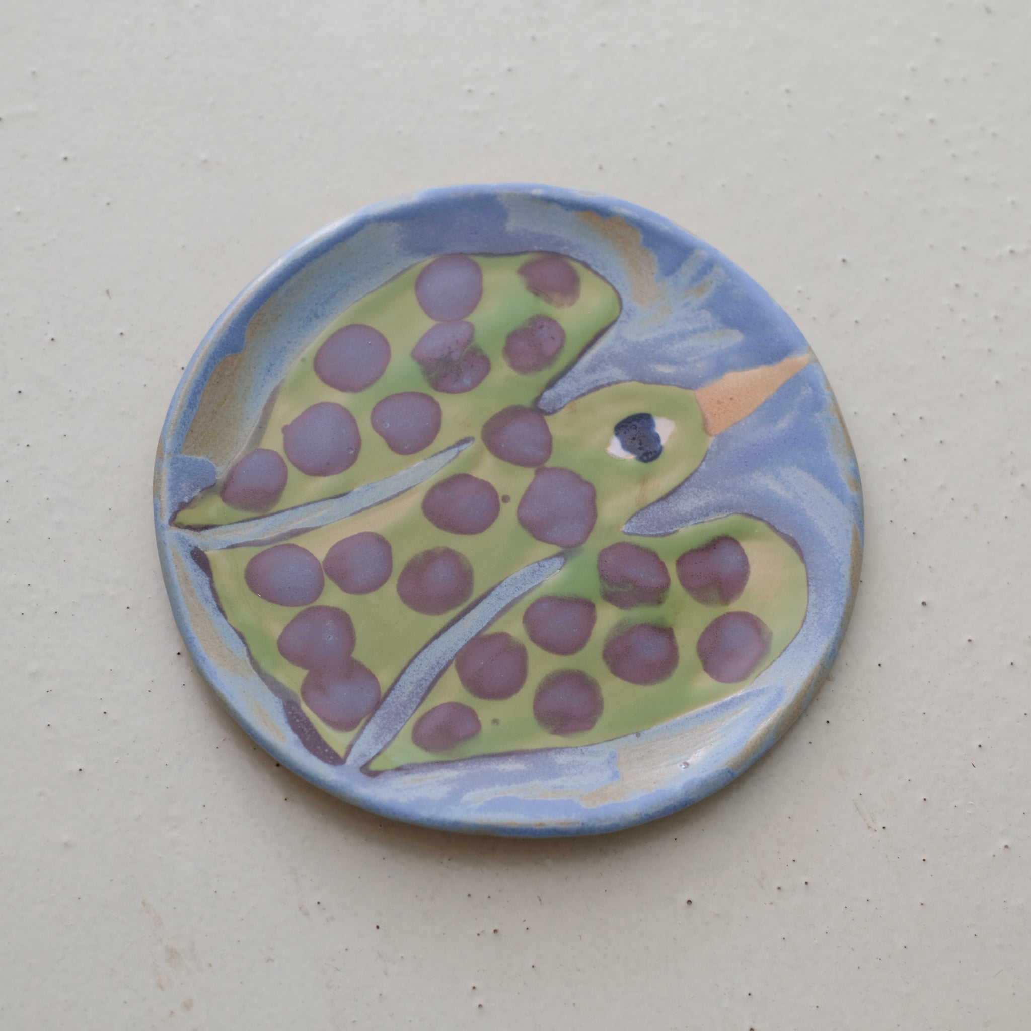 Assiette W24MY09 en grès D 18,5cm - multicolore de Marie-Yaé Suematsu chez Brutal Ceramics