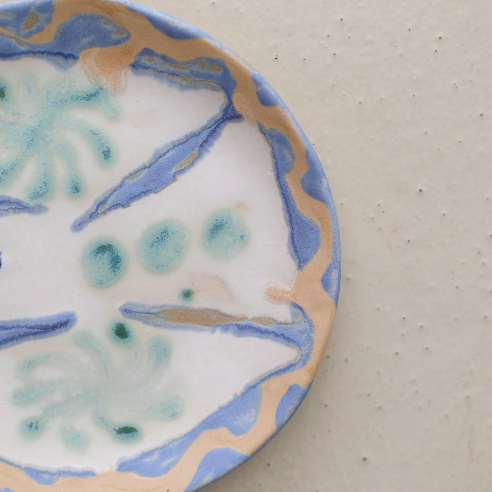 Assiette W24MY20 en grès D 18,5cm - multicolore de Marie-Yaé Suematsu chez Brutal Ceramics