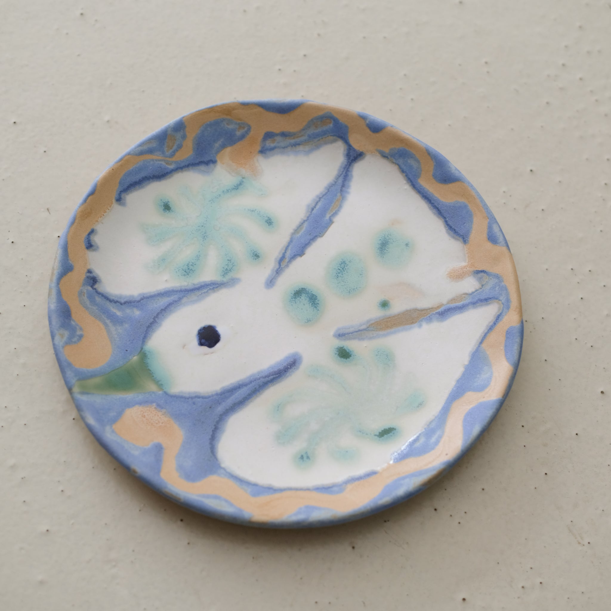 Assiette W24MY20 en grès D 18,5cm - multicolore de Marie-Yaé Suematsu chez Brutal Ceramics